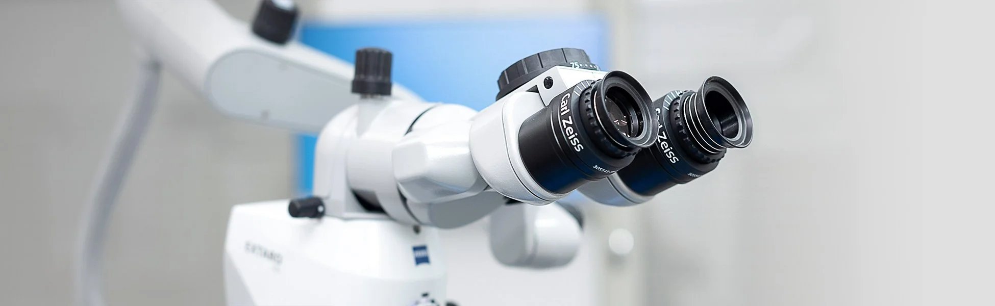 Mikroskop med tydligt glas och objektiv