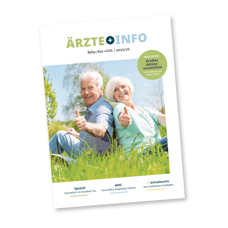 Titelblatt einer Zeitschrift mit einem älteren Mann und einer älteren Frau, die im Freien sitzen und lächelnd in die Kamera schauen, beide geben Daumen hoch.