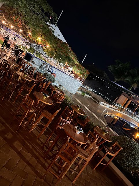 banqueta de demolição com bistrô de demolição redondo .jpg