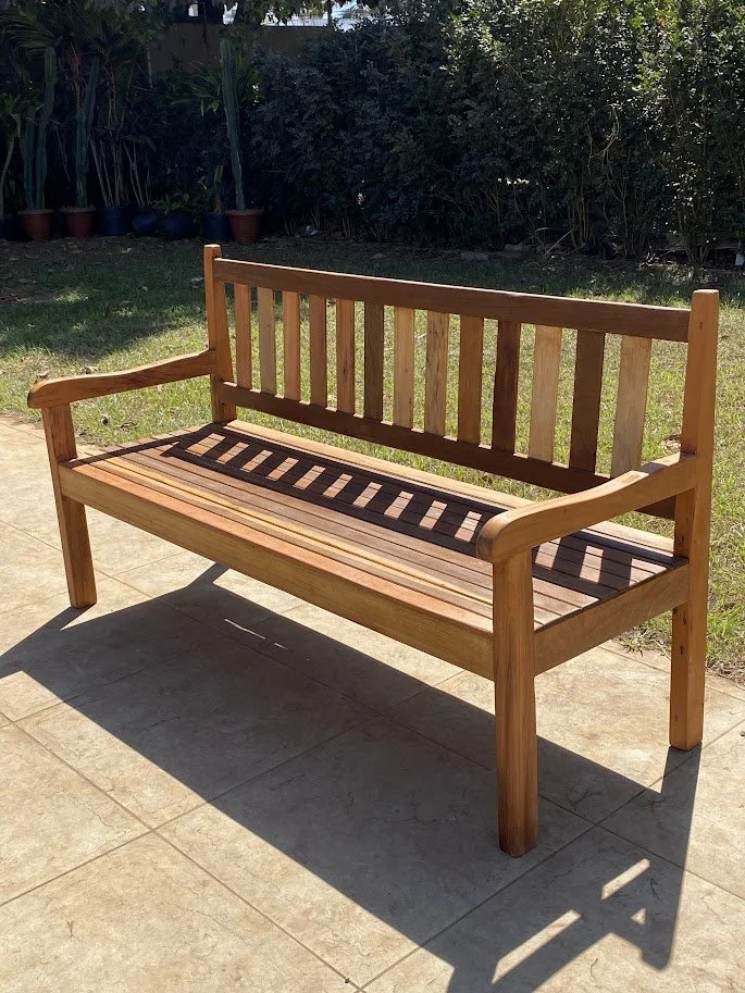 Banco de Madeira Ripado Reto Claro