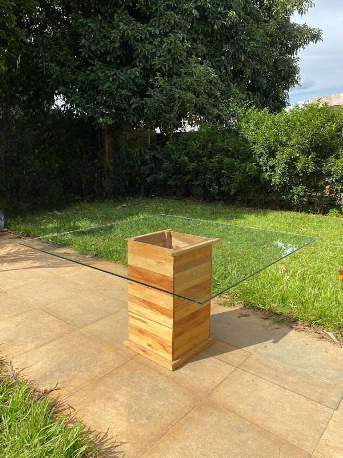 Mesa com Tampo de Vidro Quadrado - Base em Madeira Quadrada