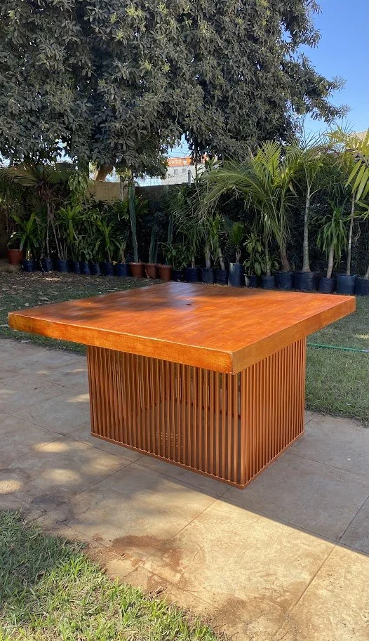 Mesa Rústica Quadrada - Base Ripada de Ferro Quadrada