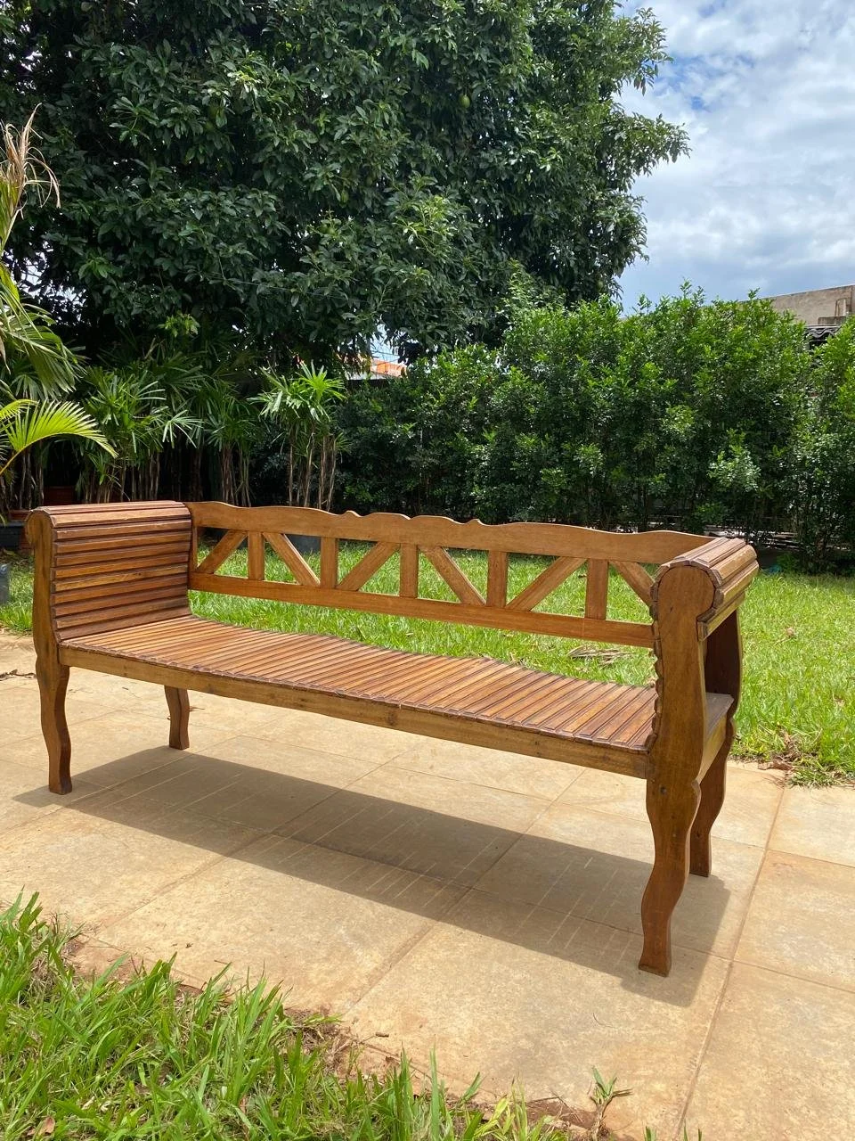 Banco de Madeira Ripado com Braço