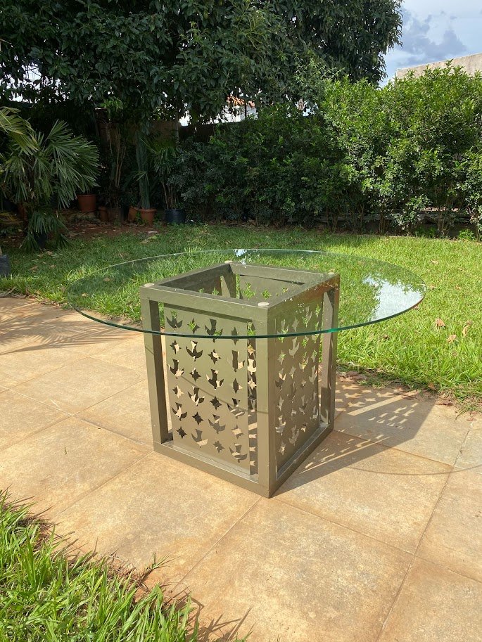 Mesa com Tampo de Vidro Redondo - Base Igrejinha
