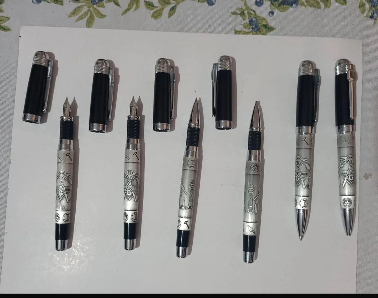 Plumas masónicas plateadas