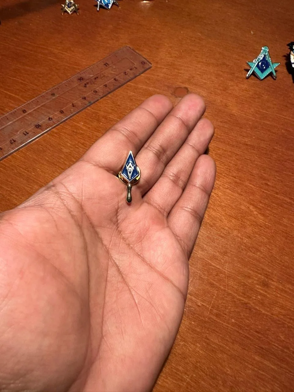 Pin masonería flecha