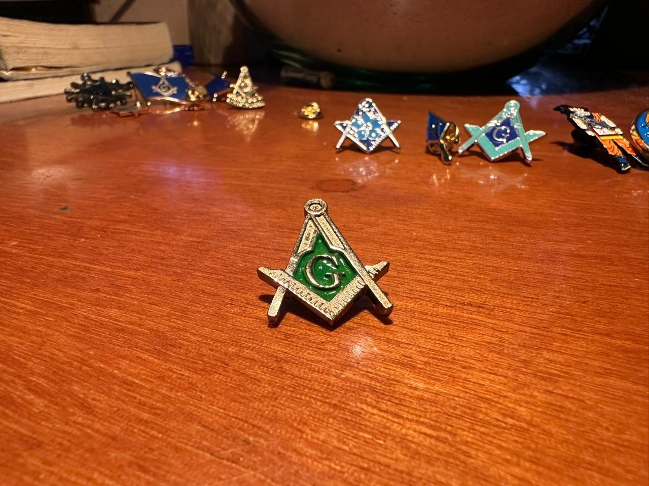 Pin masónico verde