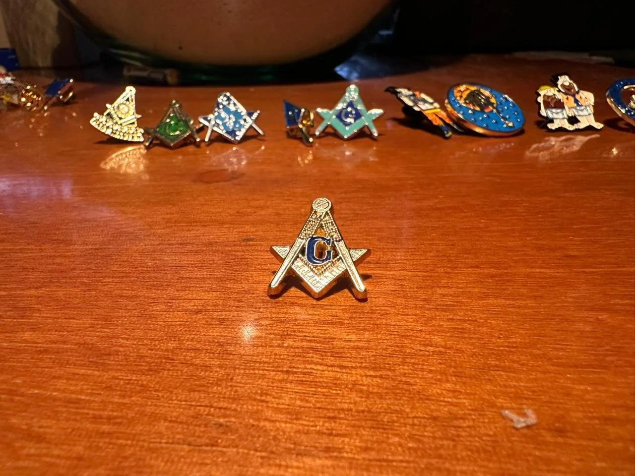 Pin dorado masonería