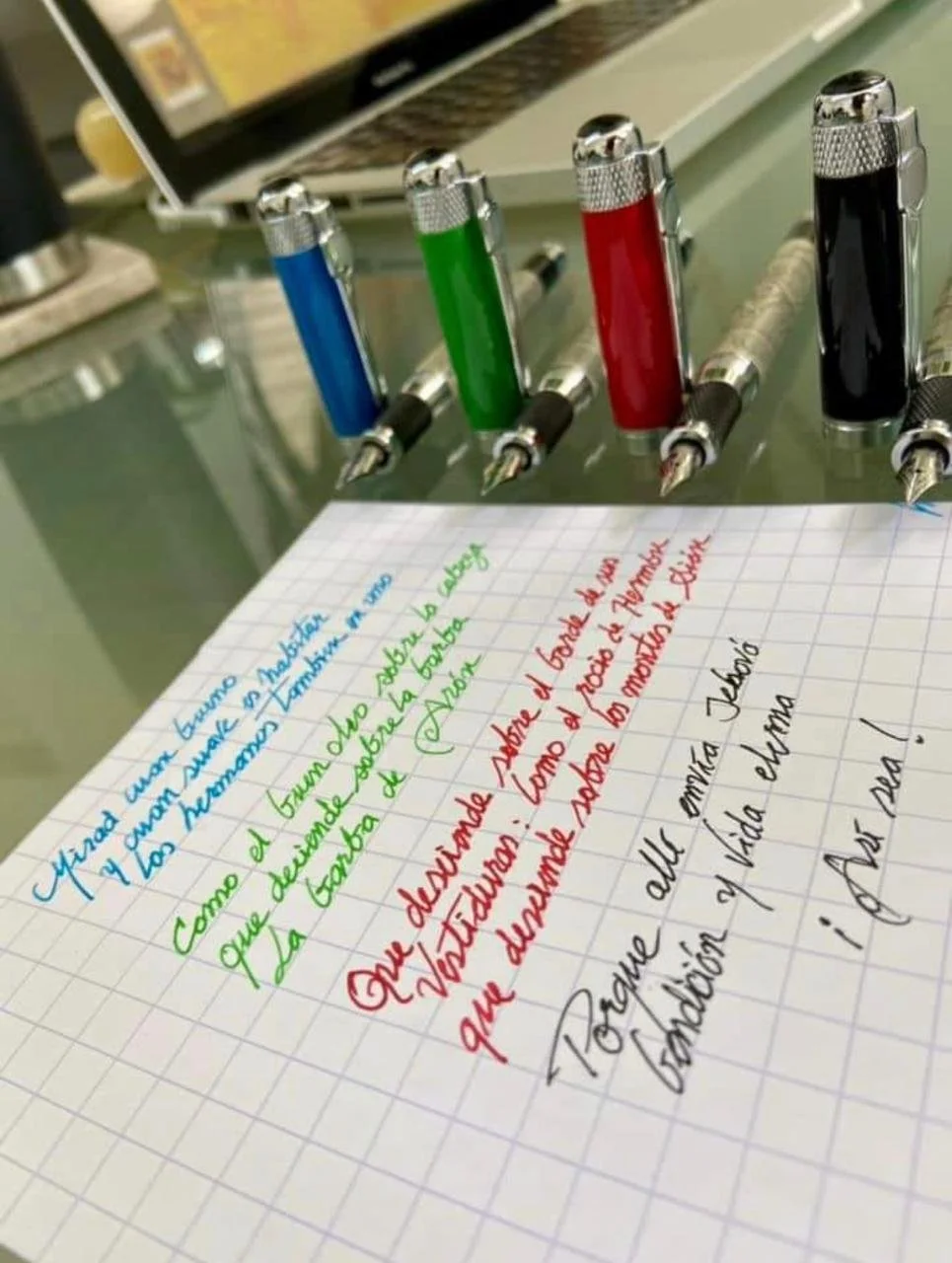 Plumas masónicas grabadas (azul-aprendiz, verde-compañero, rojo-maestro)