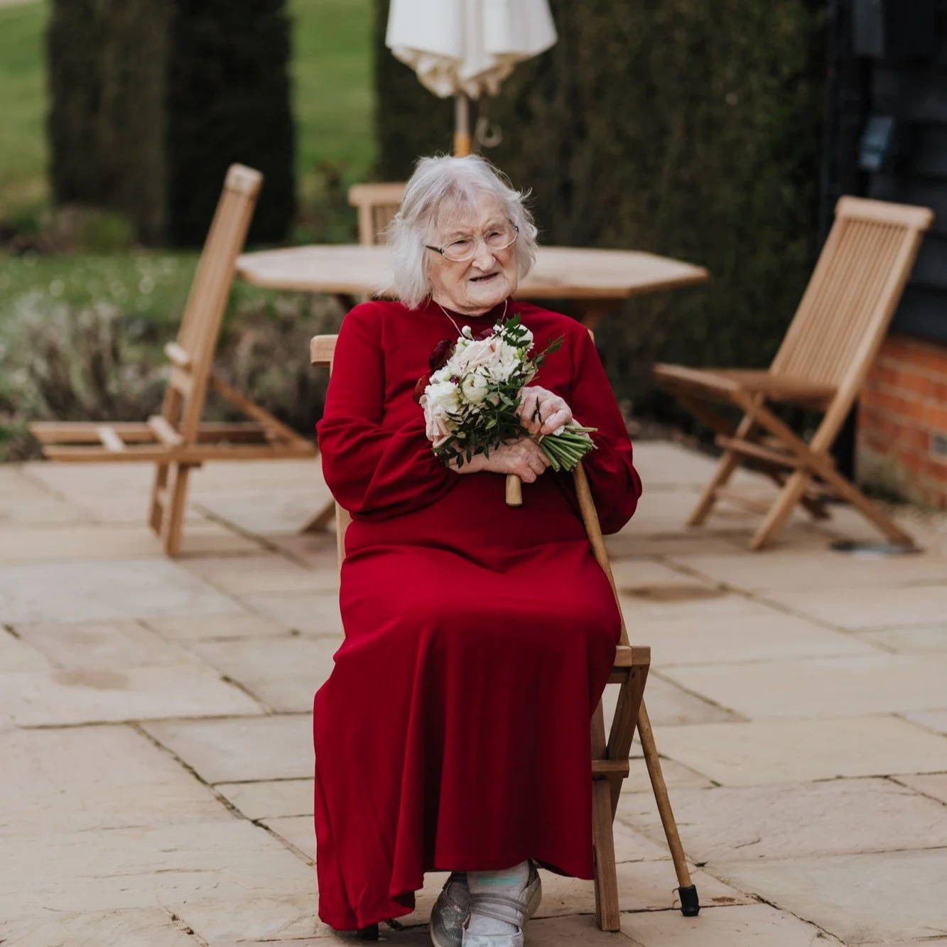When your elderly bridesmaid needs a short break 😍
