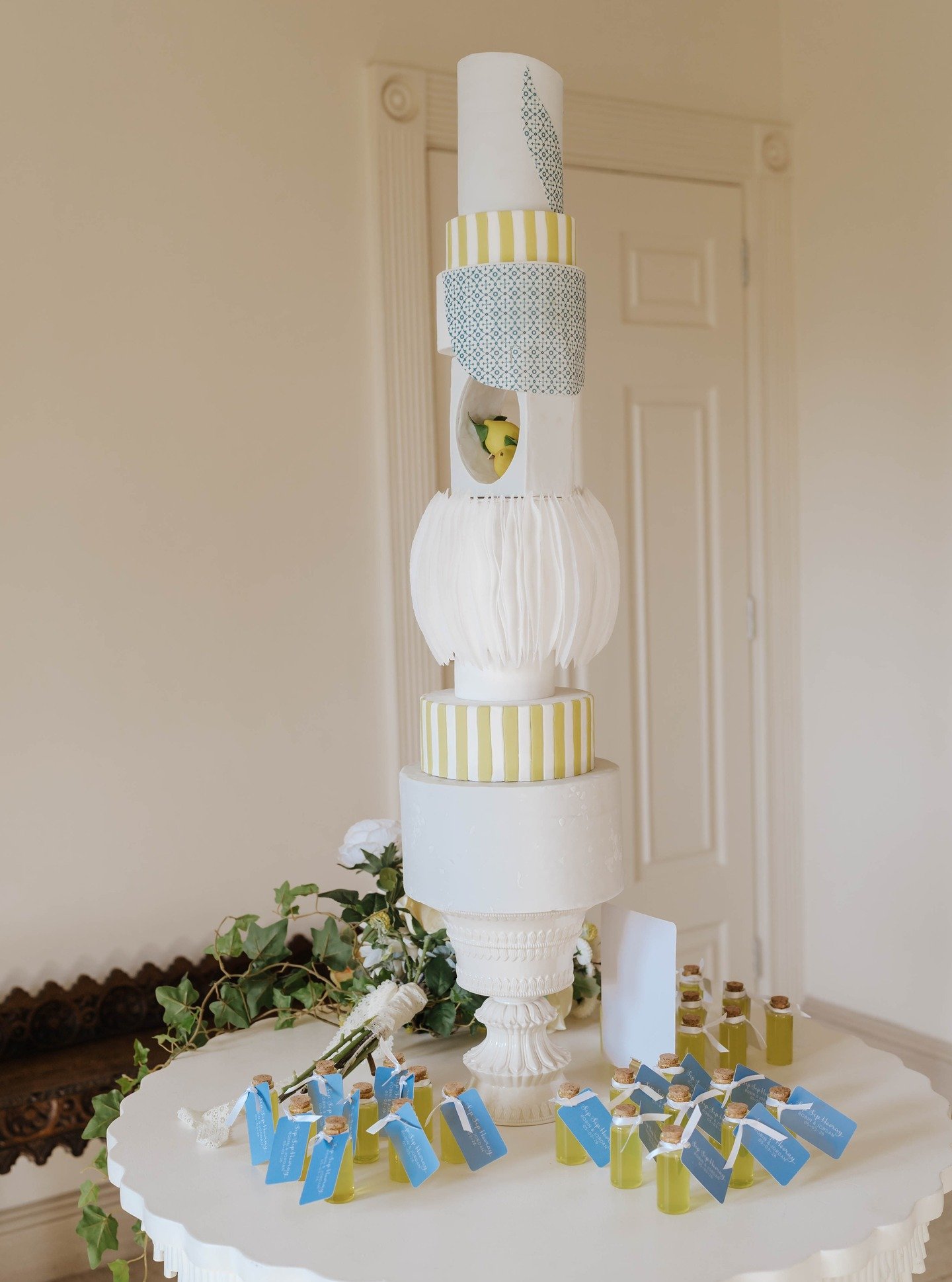 When the baker asks for the brief and we say just one word: lemons 🍋

The result? This incredible statement cake : sculptural, playful and completely unique. We gave the brief, she brought the magic.

Sometimes the best creative moments happen when 