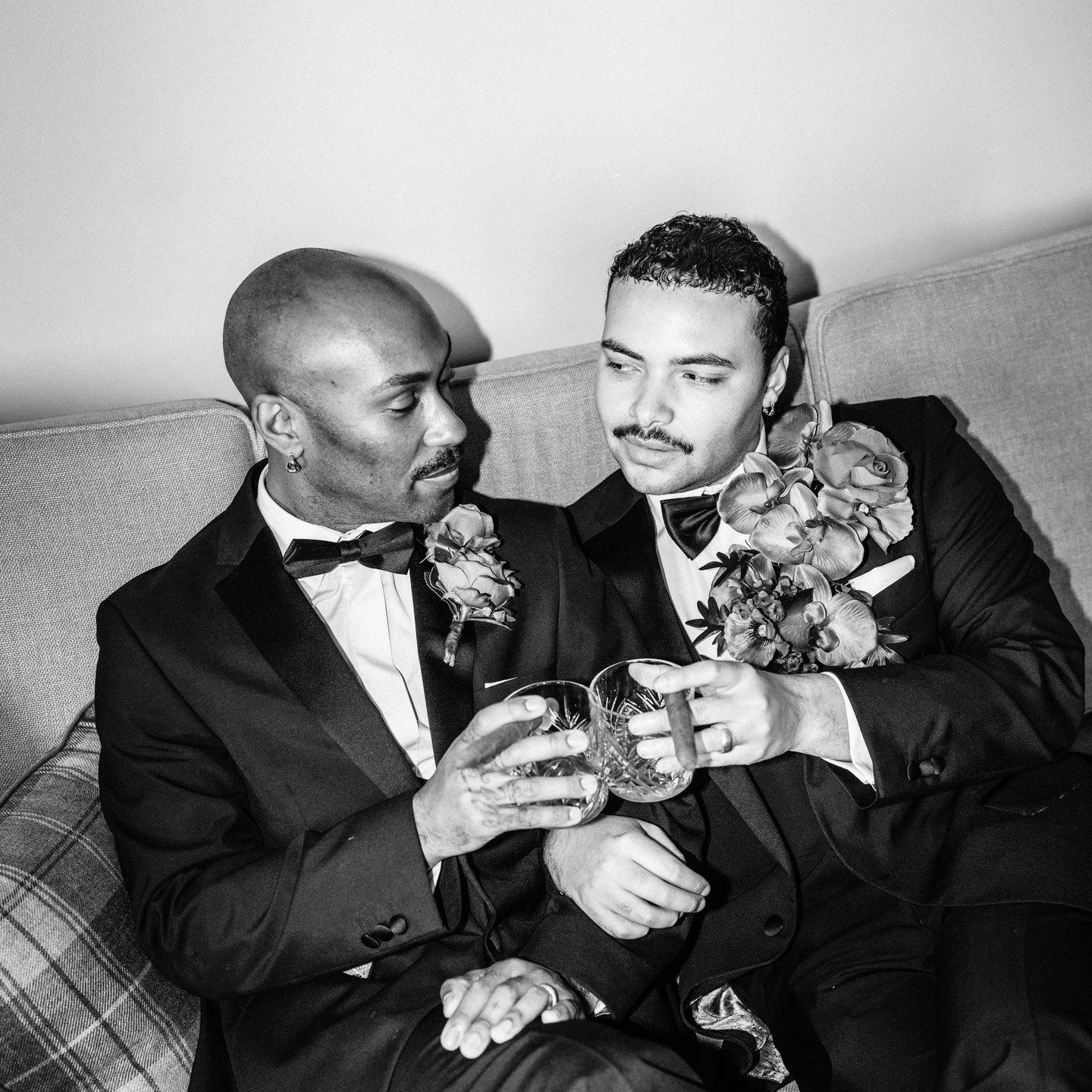 Cigar and Whiskey anyone? 

Workshop Deets: 

Workshop // @fearlessfireflies
Hosts // @konjo_photo_film
 @ariennejonas
Venue // @bruisyardcountryestate
Content Creator // @jackiegillmanphotography
Model Couple 1 // @hannahandsam_
Model Couple 2 // @m