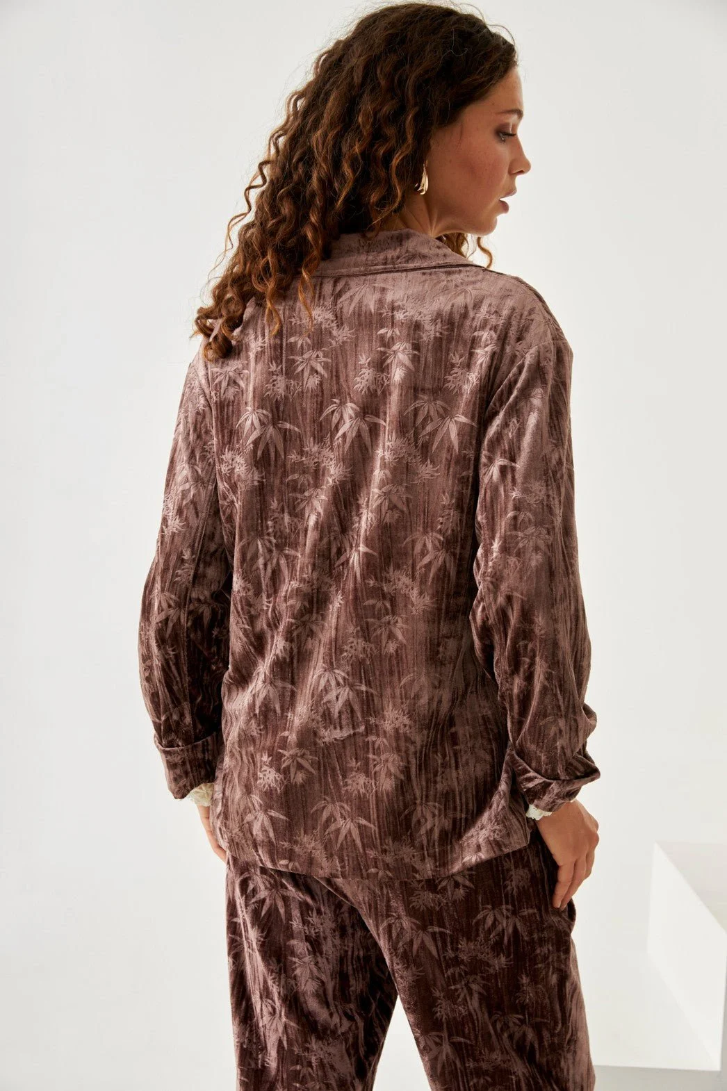 chaqueta taupe detras.jpeg