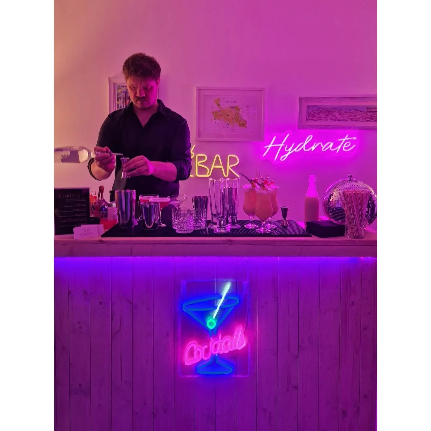 80s theme for a 40th Birthday Party 😍 this was such an epic Night! The fancy dress was insane 🤪 

Have a specific theme in mind? We can decorate the bar to bring your vision to life and even customise a cocktail menu to match 😊

Chris will even gr
