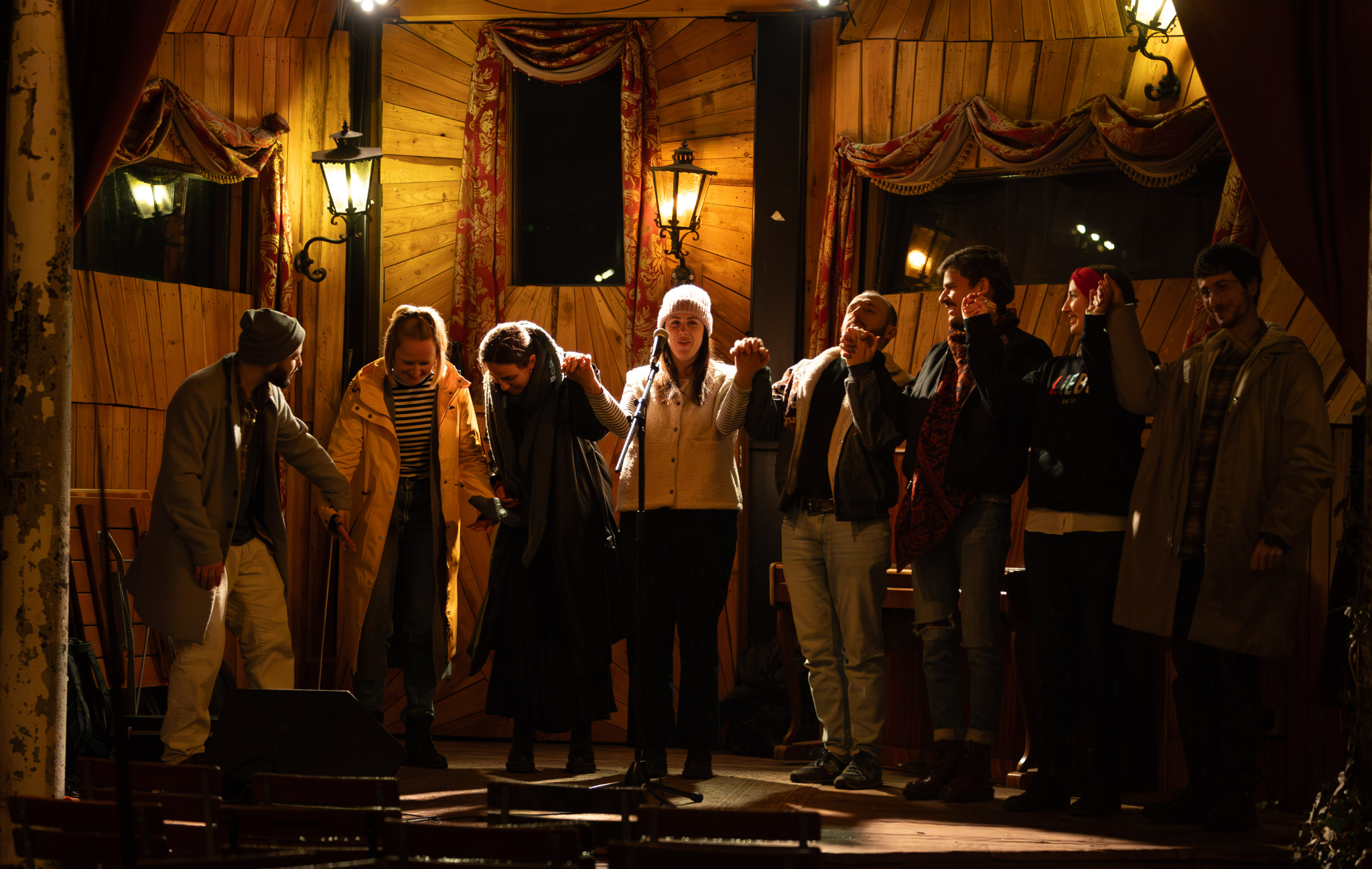 Dialog:                                Zwei Stimmen, ein Text