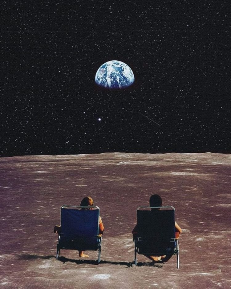 Deux personnes assises dans des chaises pliantes regardant la Terre depuis la surface lunaire ou une autre planète, avec un ciel étoilé en arrière-plan.