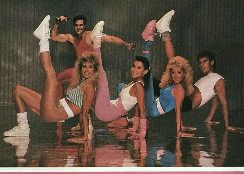 scène de femmes et hommes faisant une séance de sport dans les années 80, dans des tenues retro - événement immersif