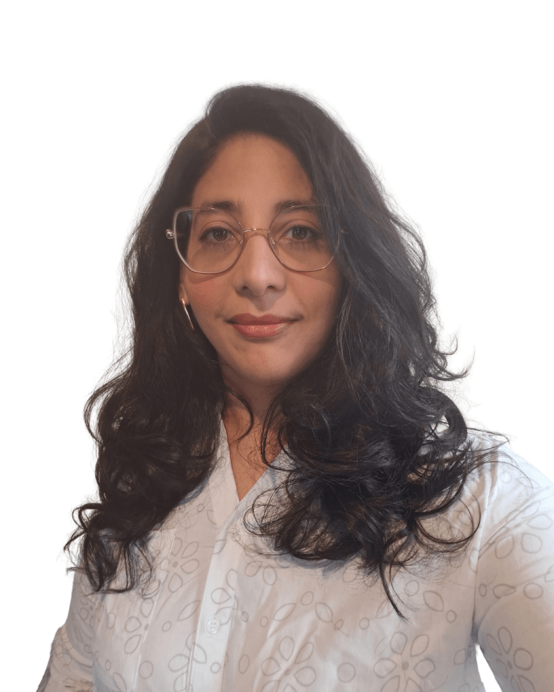 Retrato de mujer con gafas, cabello oscuro rizado, usando blusa blanca, sonriendo suavemente.