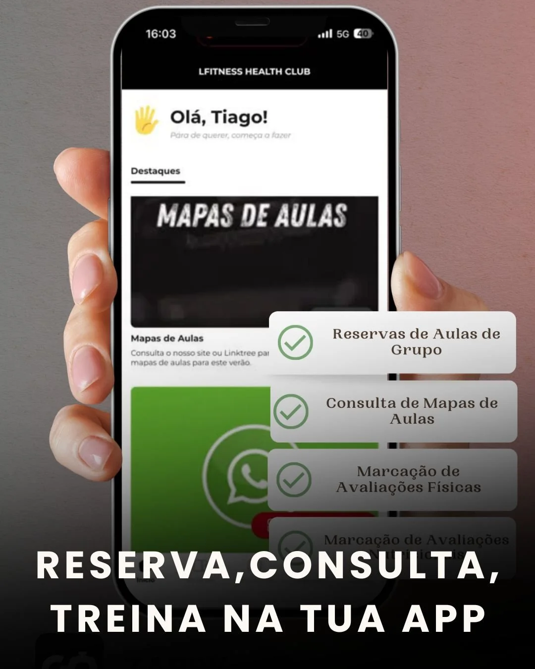 Tela de celular exibindo um aplicativo de saúde e fitness com opções de agendamento de aulas, consulta de mapas de aulas e avaliações físicas, com uma mensagem em destaque para reservar, consultar e treinar na aplicação.