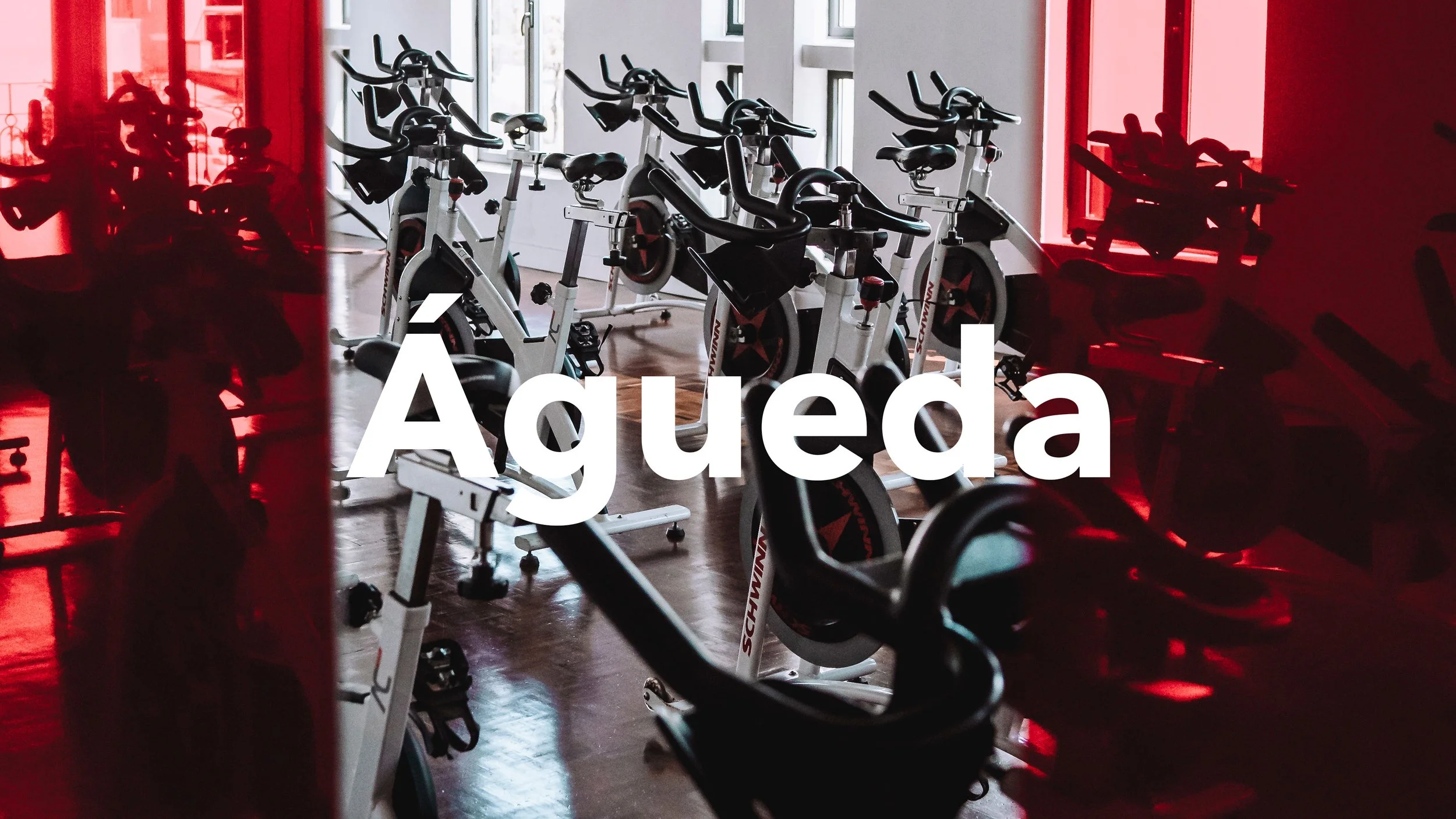 Salas de ginástica com bicicletas ergométricas, iluminação natural e paredes brancas. Texto em destaque: 'Água'.