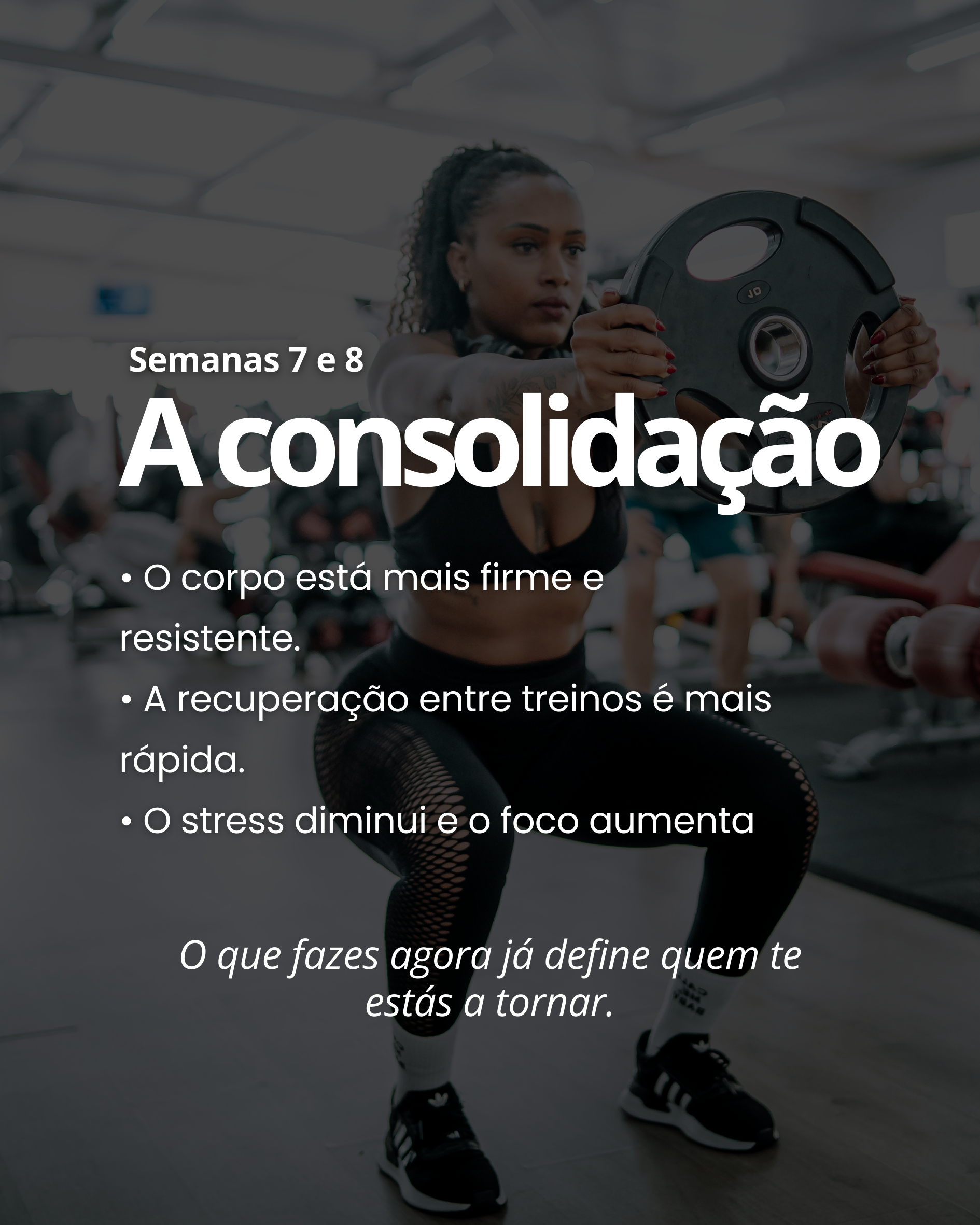 Mulher levantando peso em academia, com textos sobre treinos e recuperação muscular.