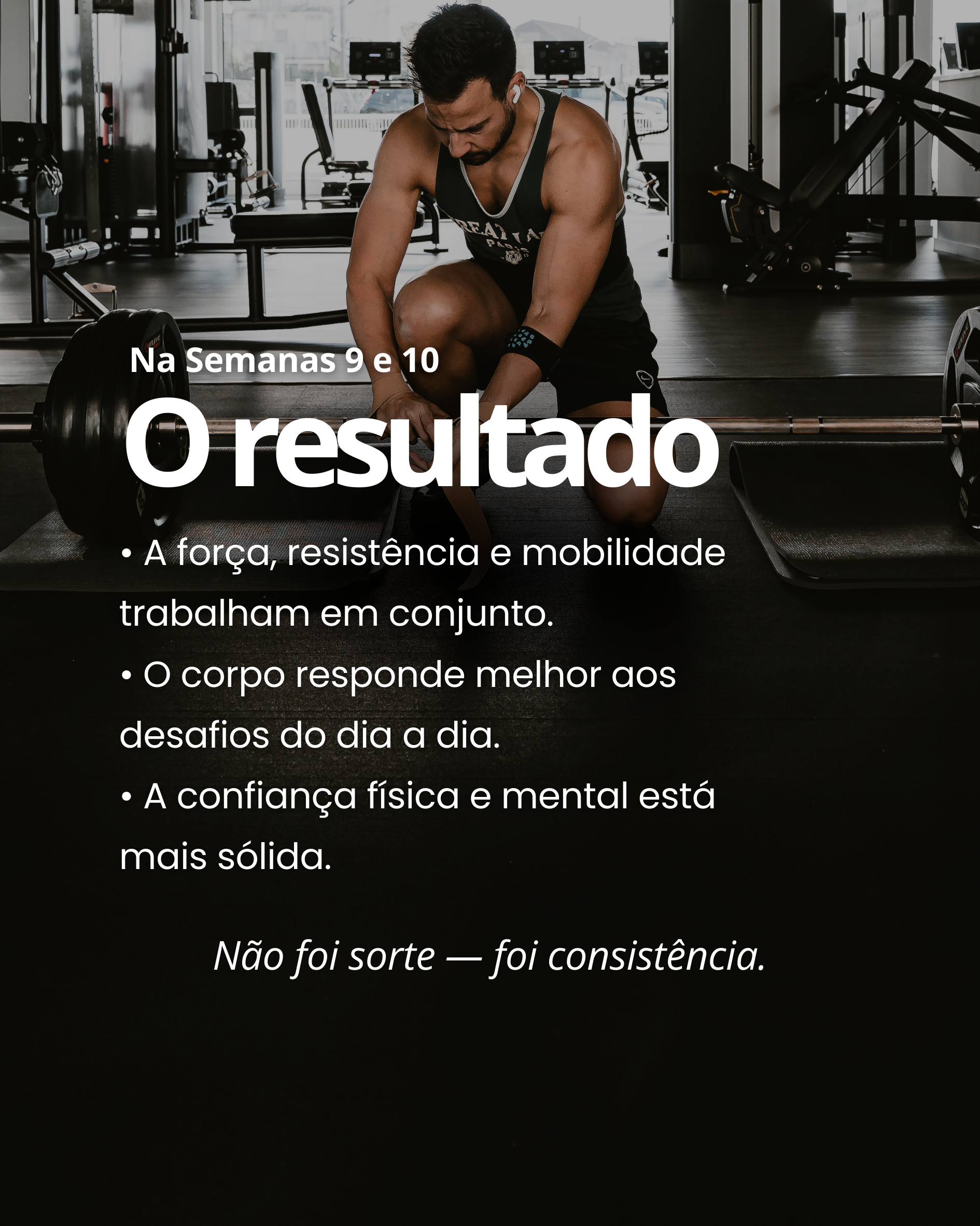 Homem treinando levantamento de peso na academia com pesos e equipamentos ao fundo.