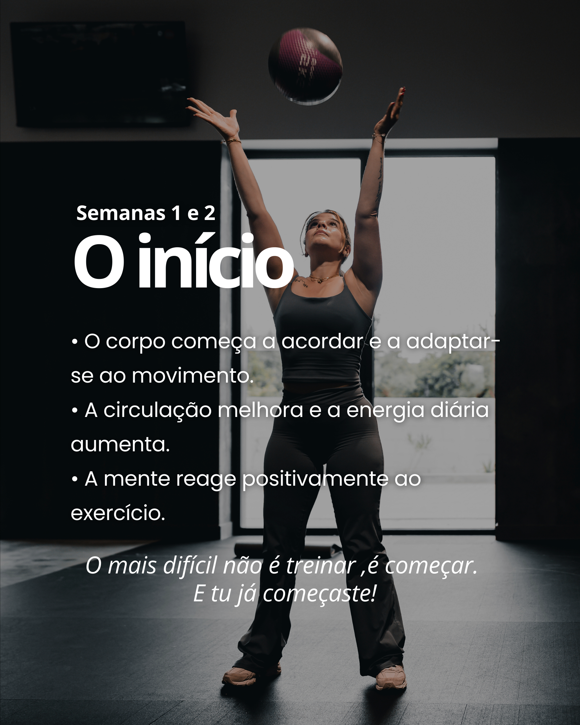 Mulher se exercitando, jogando uma bola em um ambiente interno com janelas ao fundo.