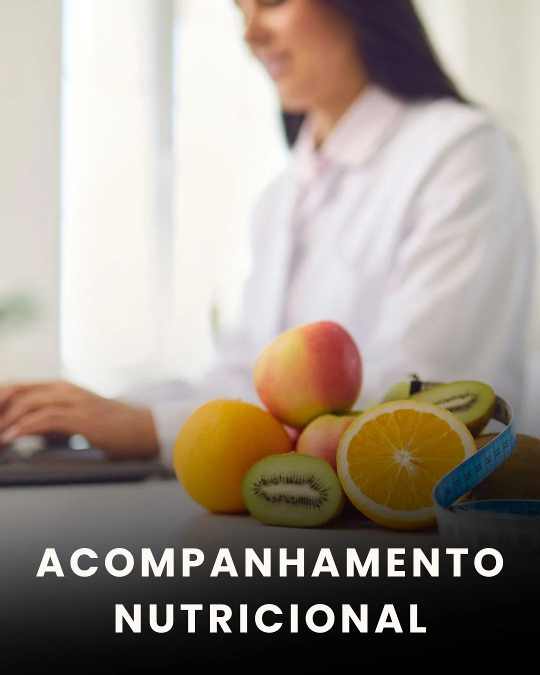 Frutas variadas, incluindo maçãs, laranjas, kiwis, um medidor de fita métrica ao lado, com uma pessoa ao fundo usando um jaleco branco, em um ambiente bem iluminado.