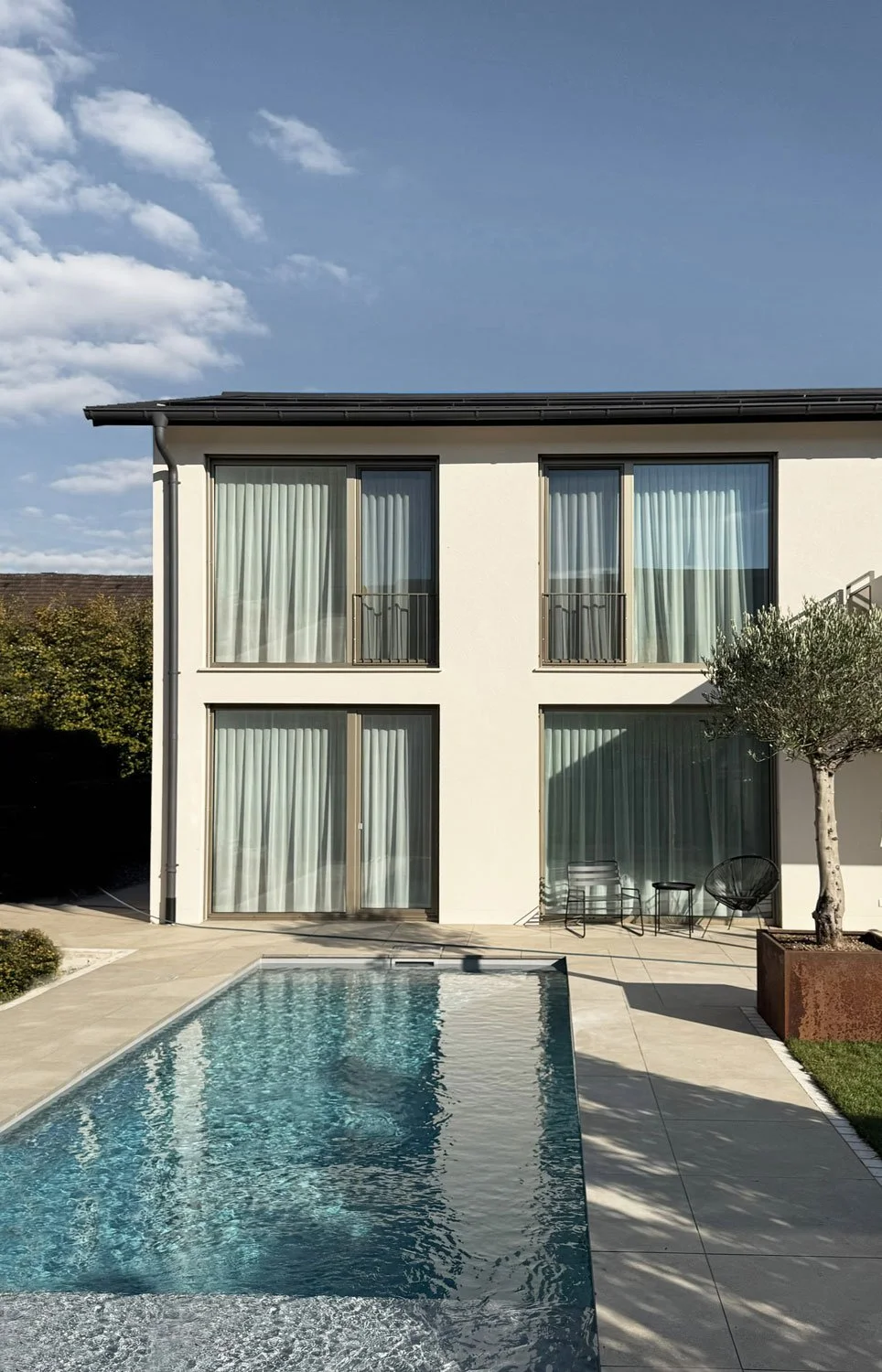 Moderne weiße Hausfassade, modernes Wohnen, Kunststoff-Fenster in perlbeige, Pool