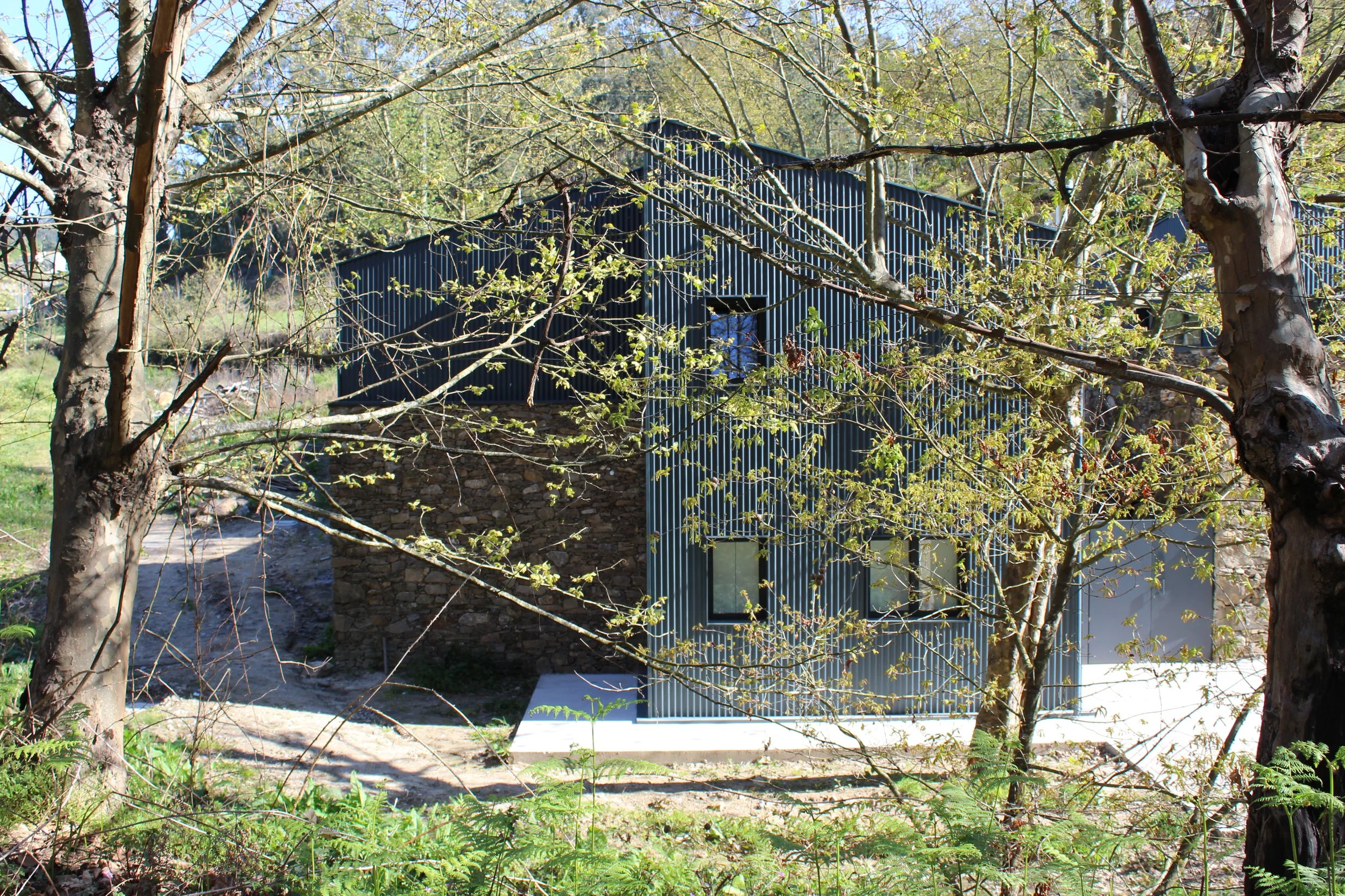 Reabilitação e ampliação de habitação unifamiliar, articulação entre edifício existente e nova intervenção — GAUG