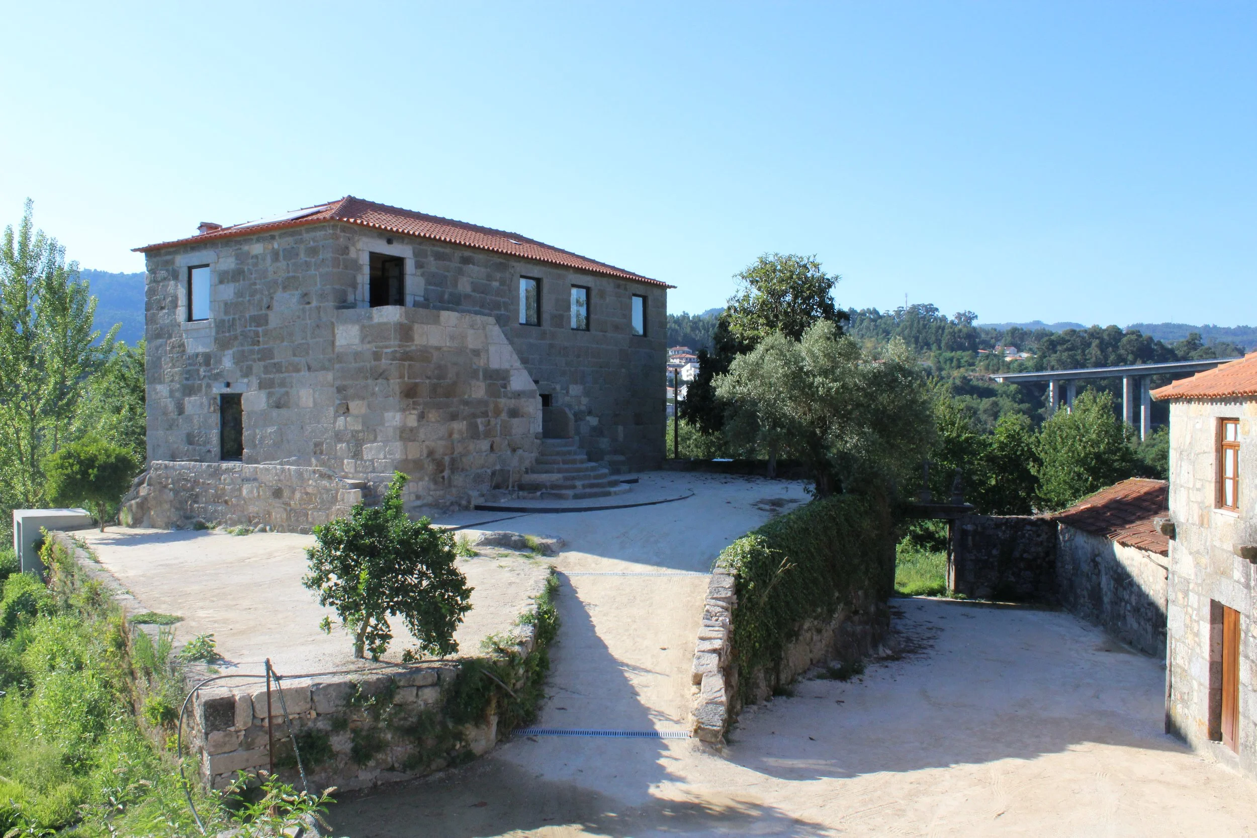 Vista geral de habitação unifamiliar reabilitada, implantação e relação com a envolvente — GAUG