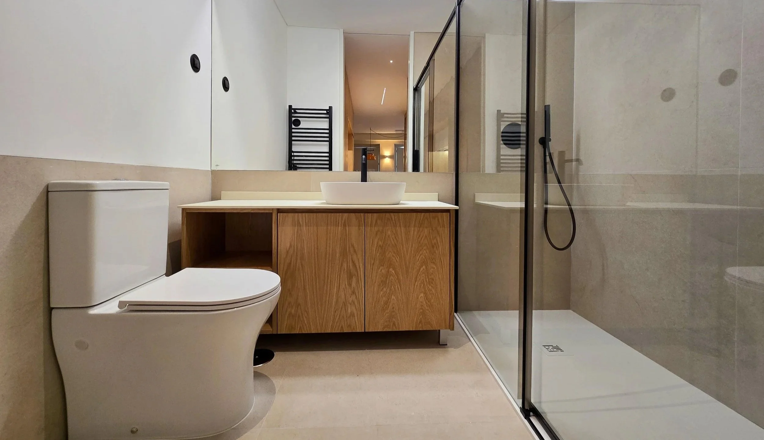 Instalação sanitária em apartamento remodelado, detalhe de mobiliário e materiais — GAUG