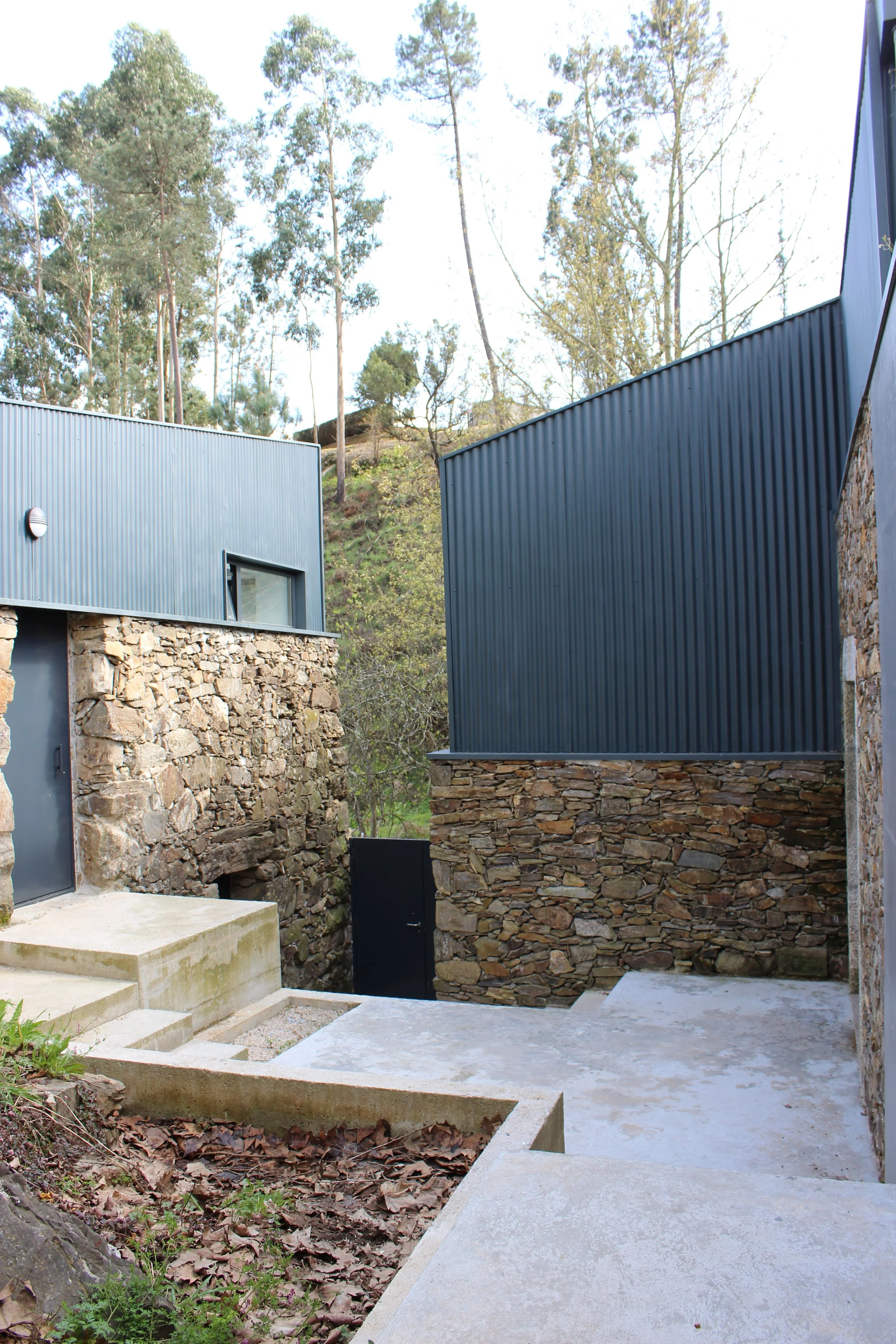 Espaço exterior de habitação unifamiliar, articulação entre volumes e percurso de acesso — GAUG