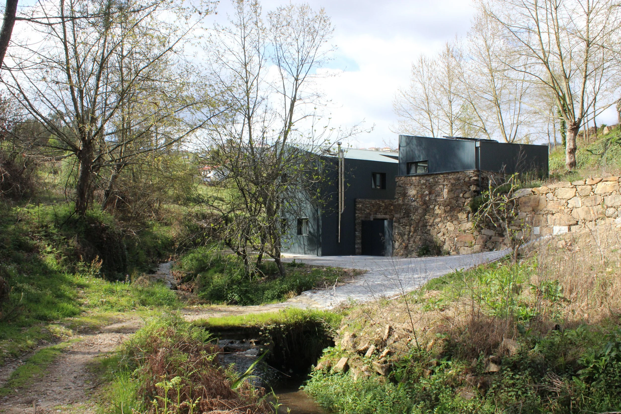 Habitação unifamiliar em contexto rural, com intervenção de reabilitação e ampliação — GAUG