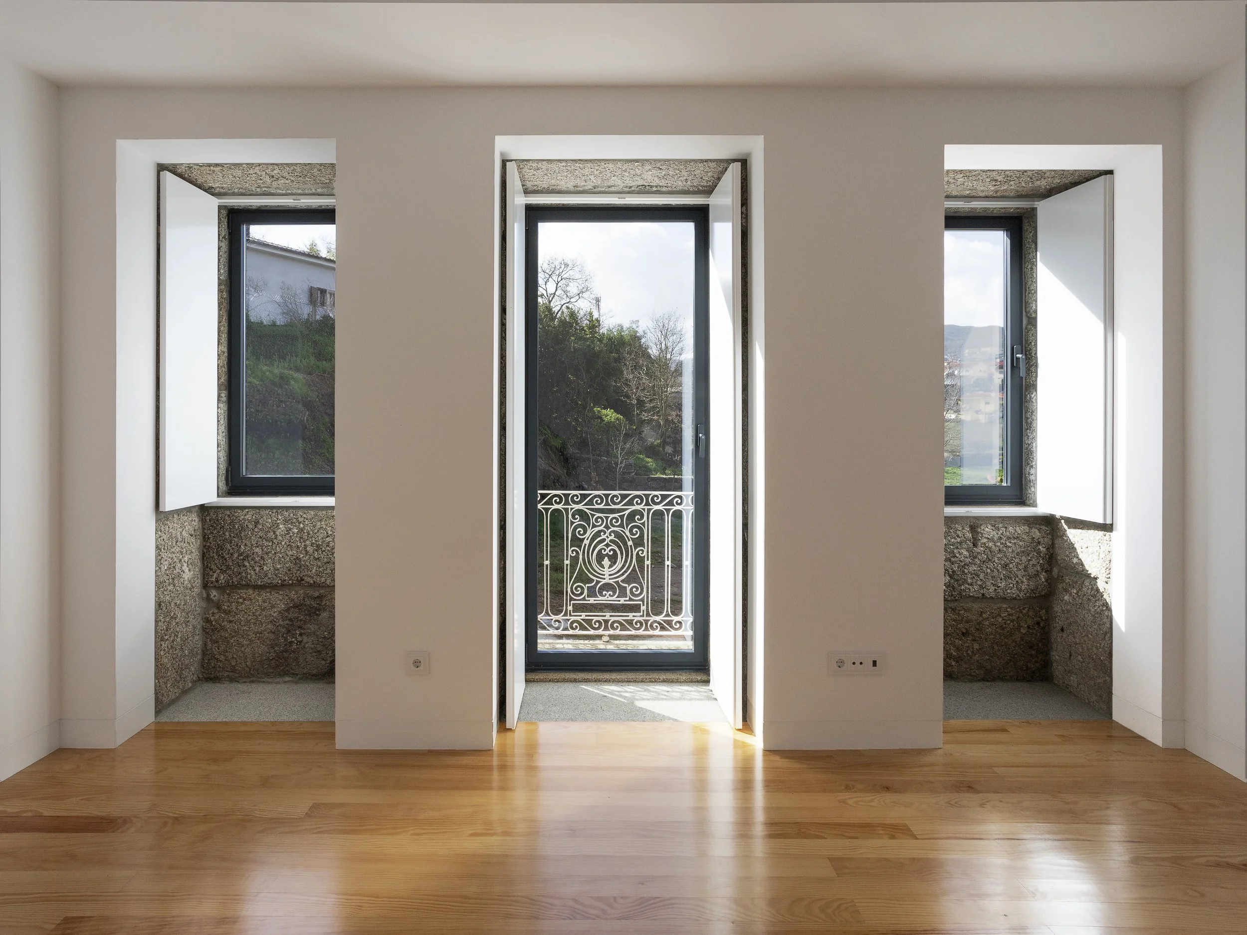 Espaço interior de habitação unifamiliar, relação entre vãos, luz natural e edificado existente — GAUG