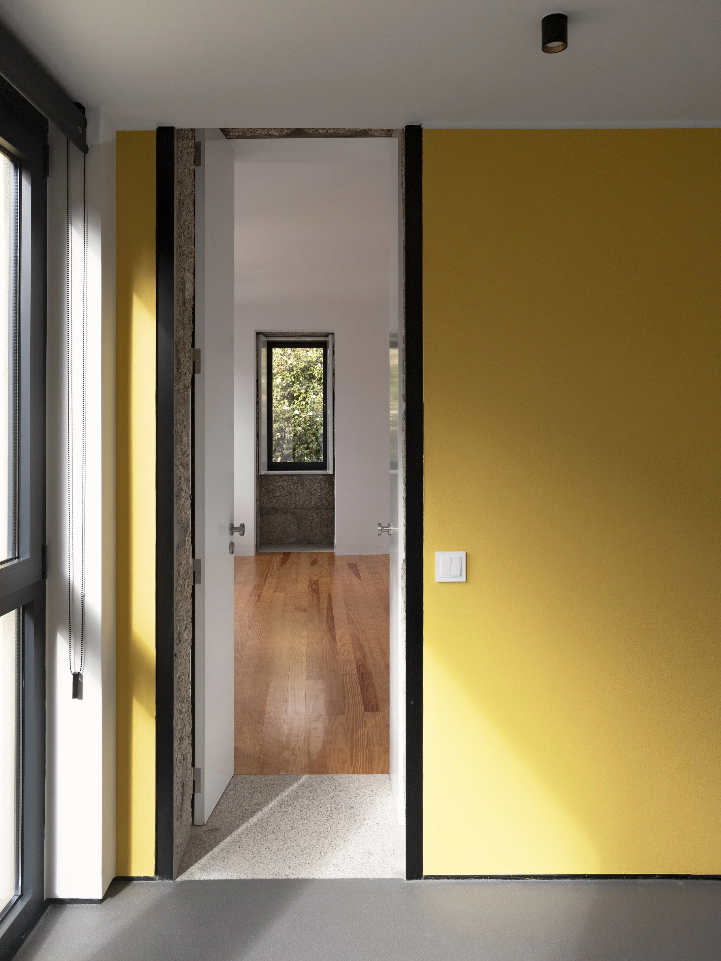 Transição entre espaços interiores em habitação unifamiliar, sequência de vãos e materiais — GAUG