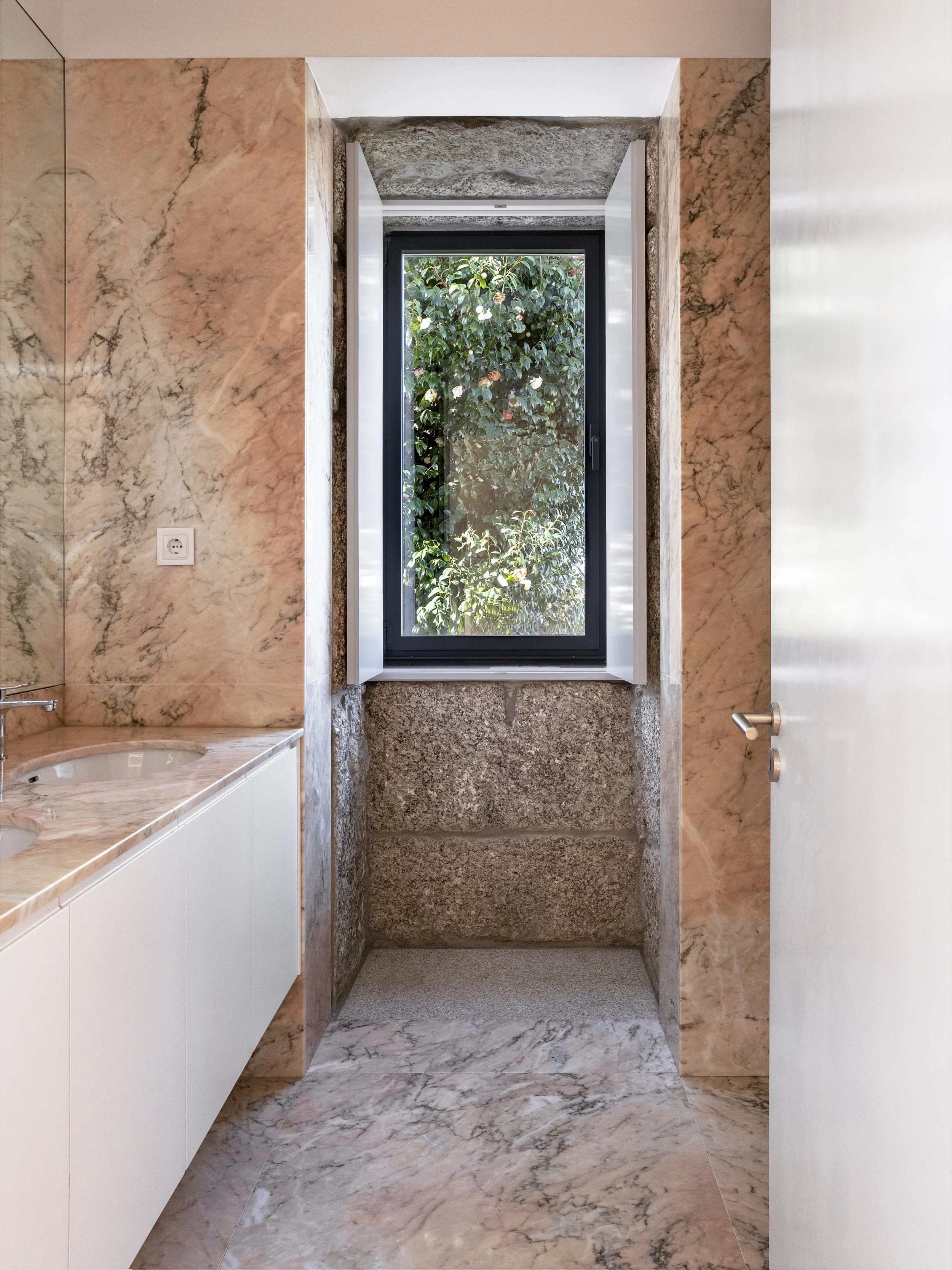 Detalhe interior em habitação unifamiliar, relação entre materiais e luz natural — GAUG