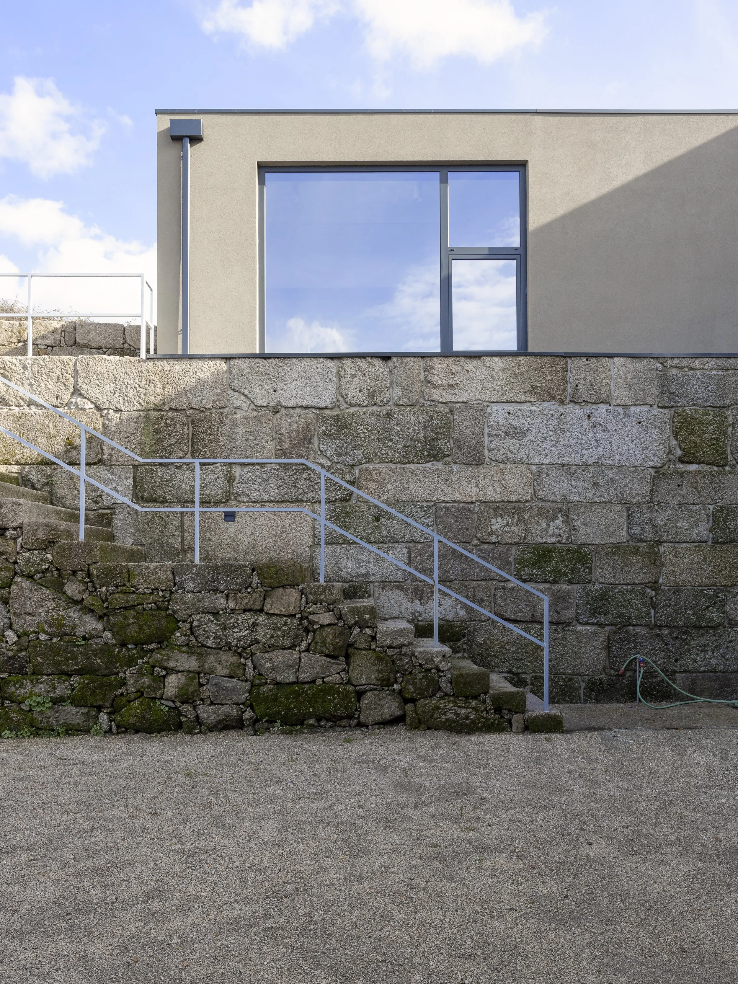 Articulação entre edificado existente em granito e nova intervenção em habitação unifamiliar — GAUG