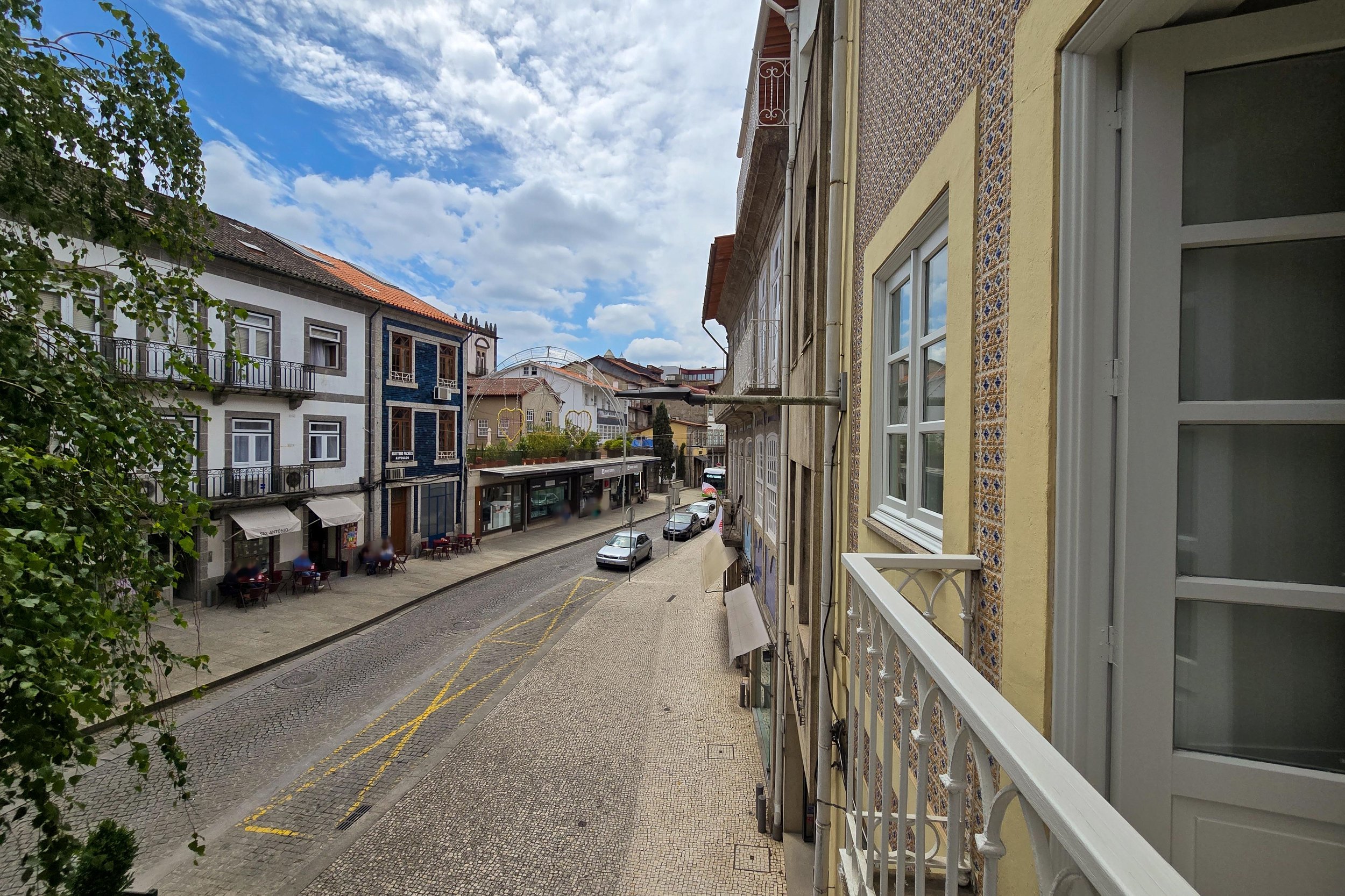 Vista urbana a partir de apartamento remodelado em edifício existente, centro histórico de Guimarães — GAUG