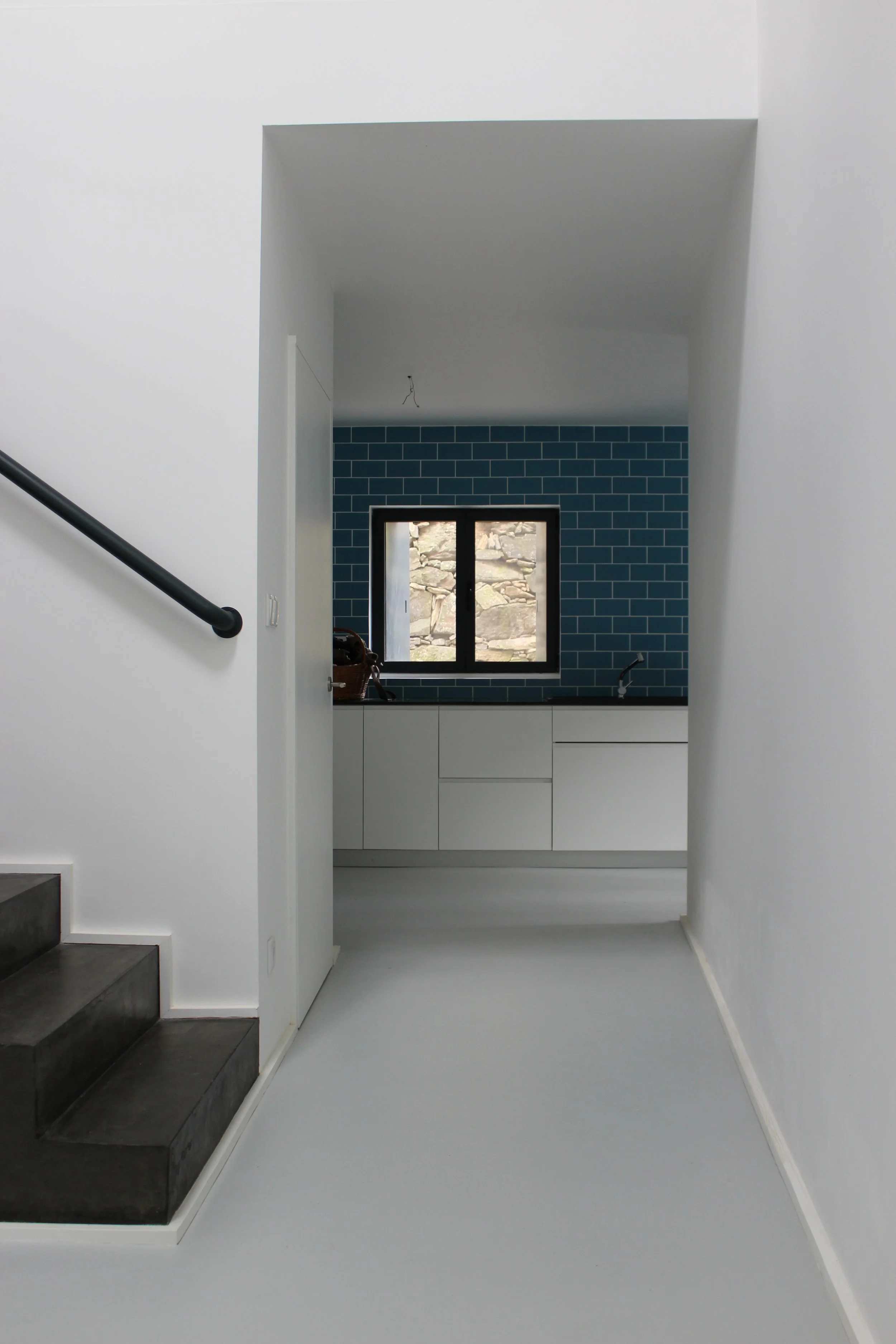 Circulação interior em habitação unifamiliar, ligação entre escadas e cozinha — GAUG