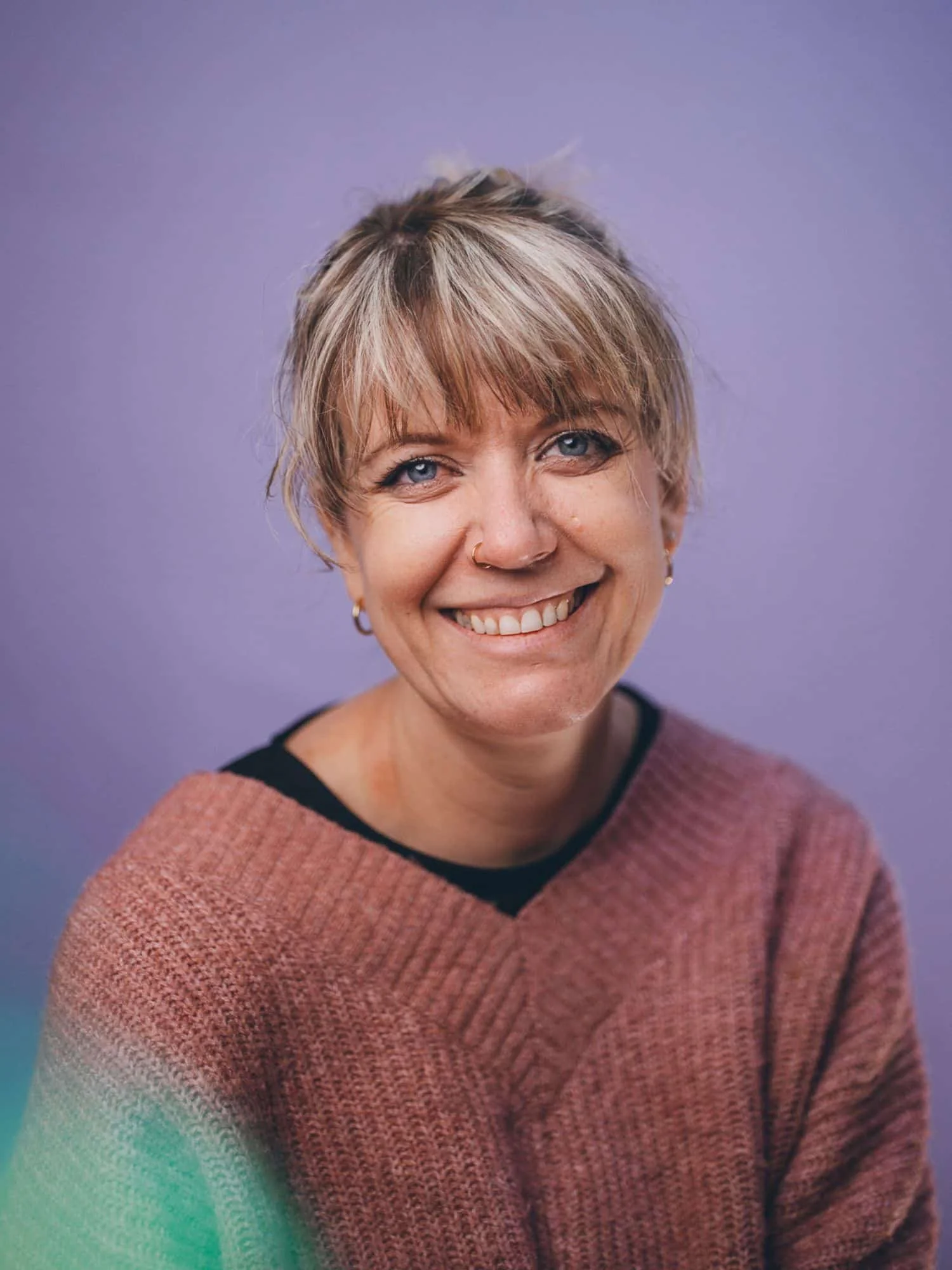 Corina-Foto-lila-laecheln.jpg