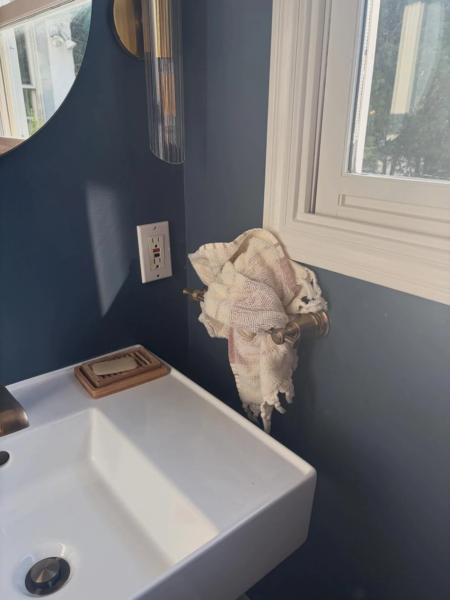 Tell me mom was out of town without telling me mom was out of town &mdash; powder room edition.