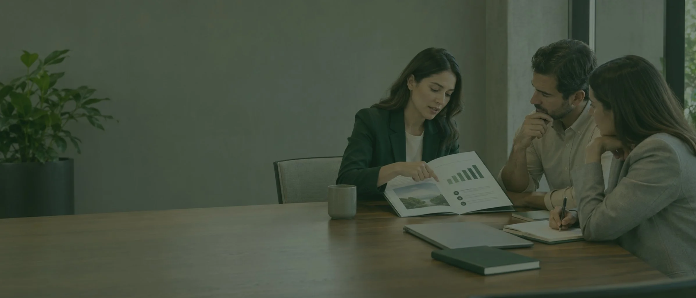 Recolección de datos: Personal de una empresa reúne documentos y registros operativos para elaborar su inventario de emisiones.