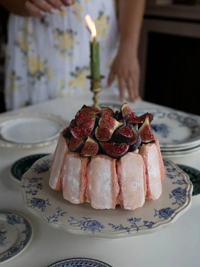 Gâteau entouré de biscuits roses de Reims, garni de fraises et d'abricots frais.