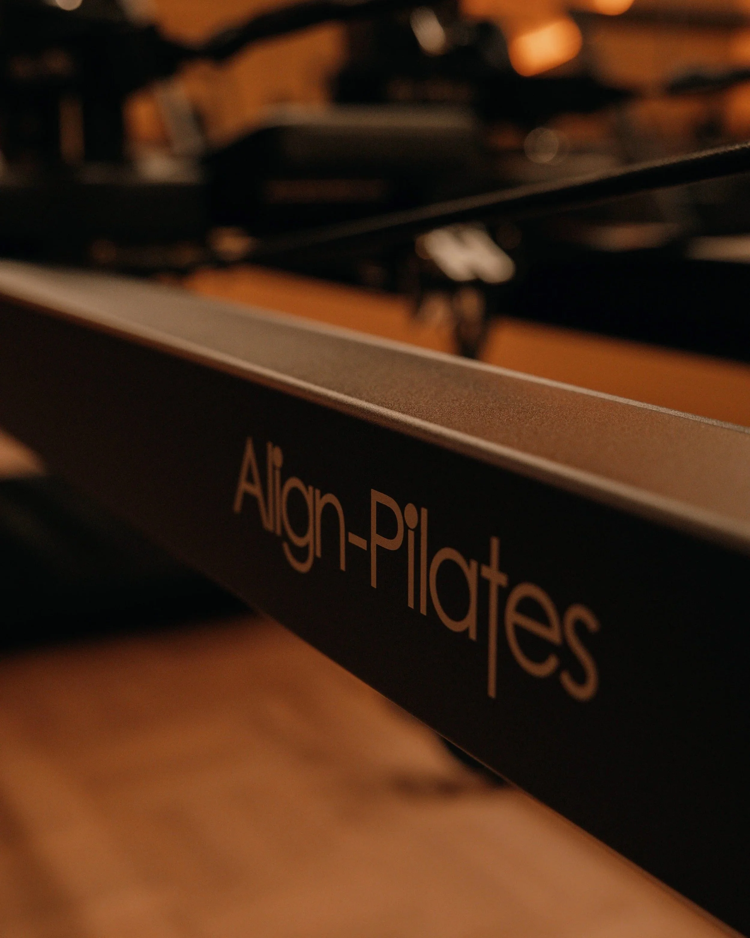 Un clavier de piano électrique avec la marque "Aigion-Pilates" visible sur le côté, dans un environnement intérieur avec une lumière tamisée.