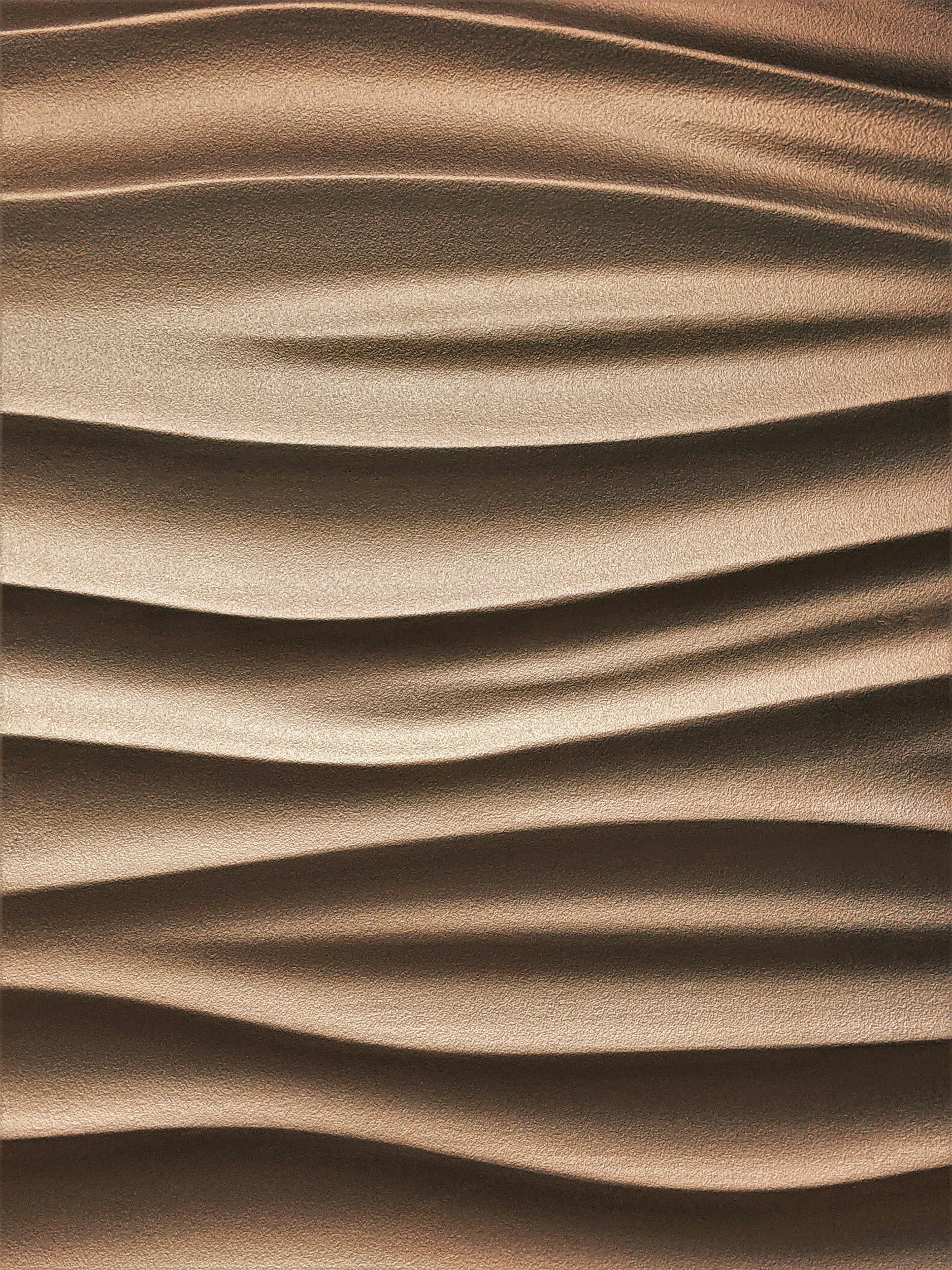 Texture de tissu ou matière avec des plis ondulés dans une couleur beige ou ivoire.