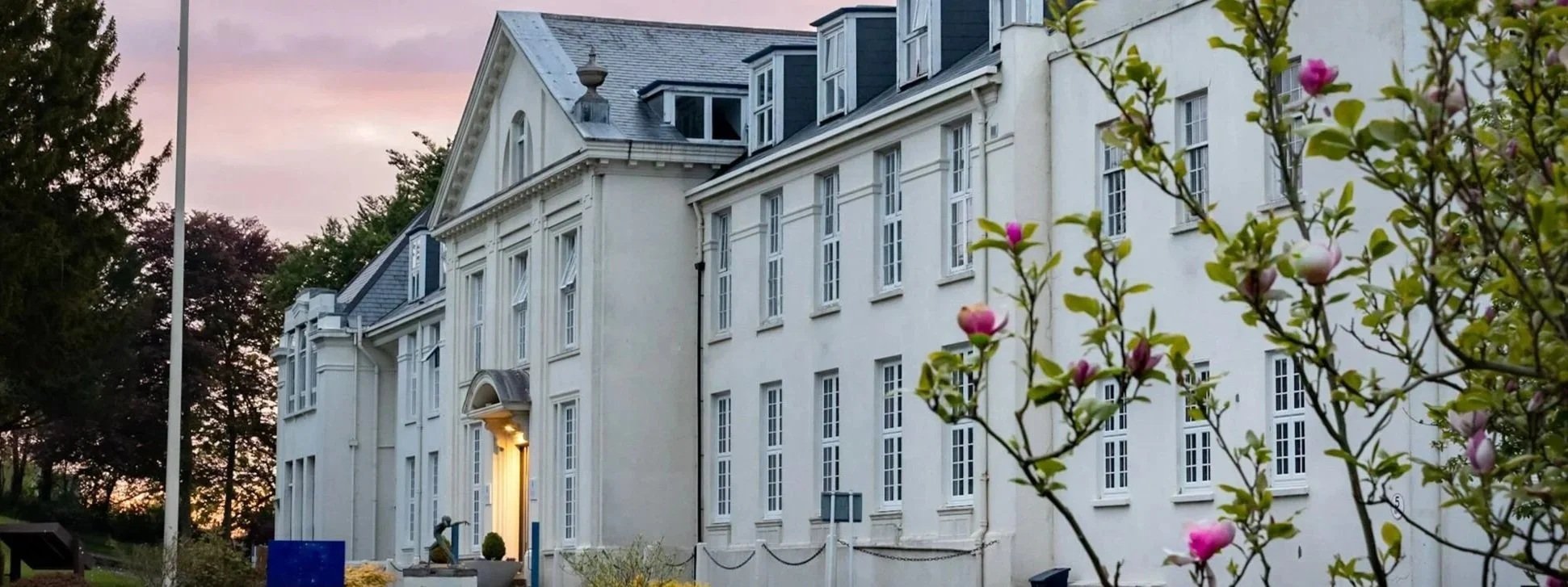 imagen del colegio por fuera donde se organizan el campamento de verano de ingles en inglaterra