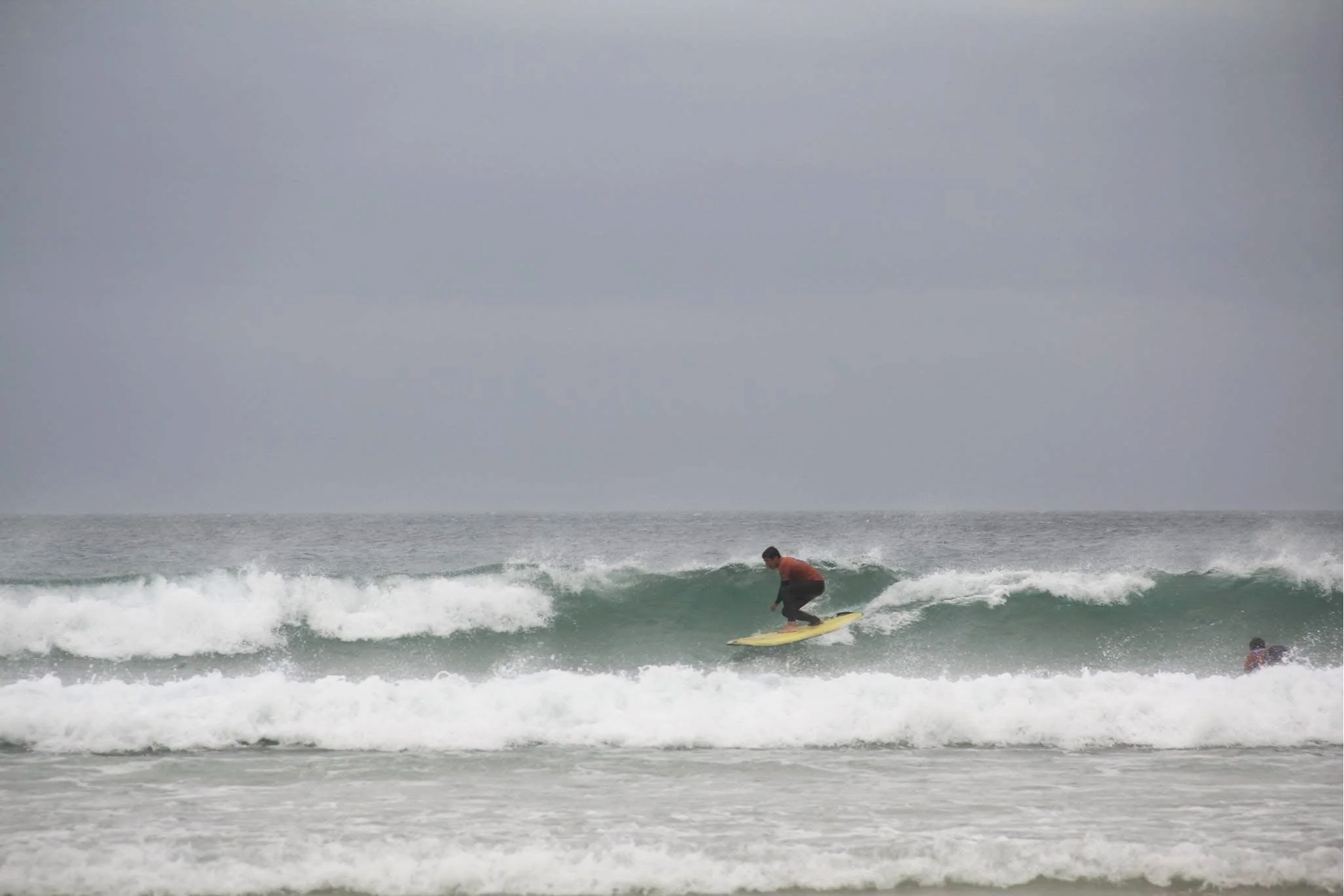 Imagen de un niño surfeando en nuestro campamento de verano surf e inglés en inglaterra UK para jóvenes menores de 13 a 17 años