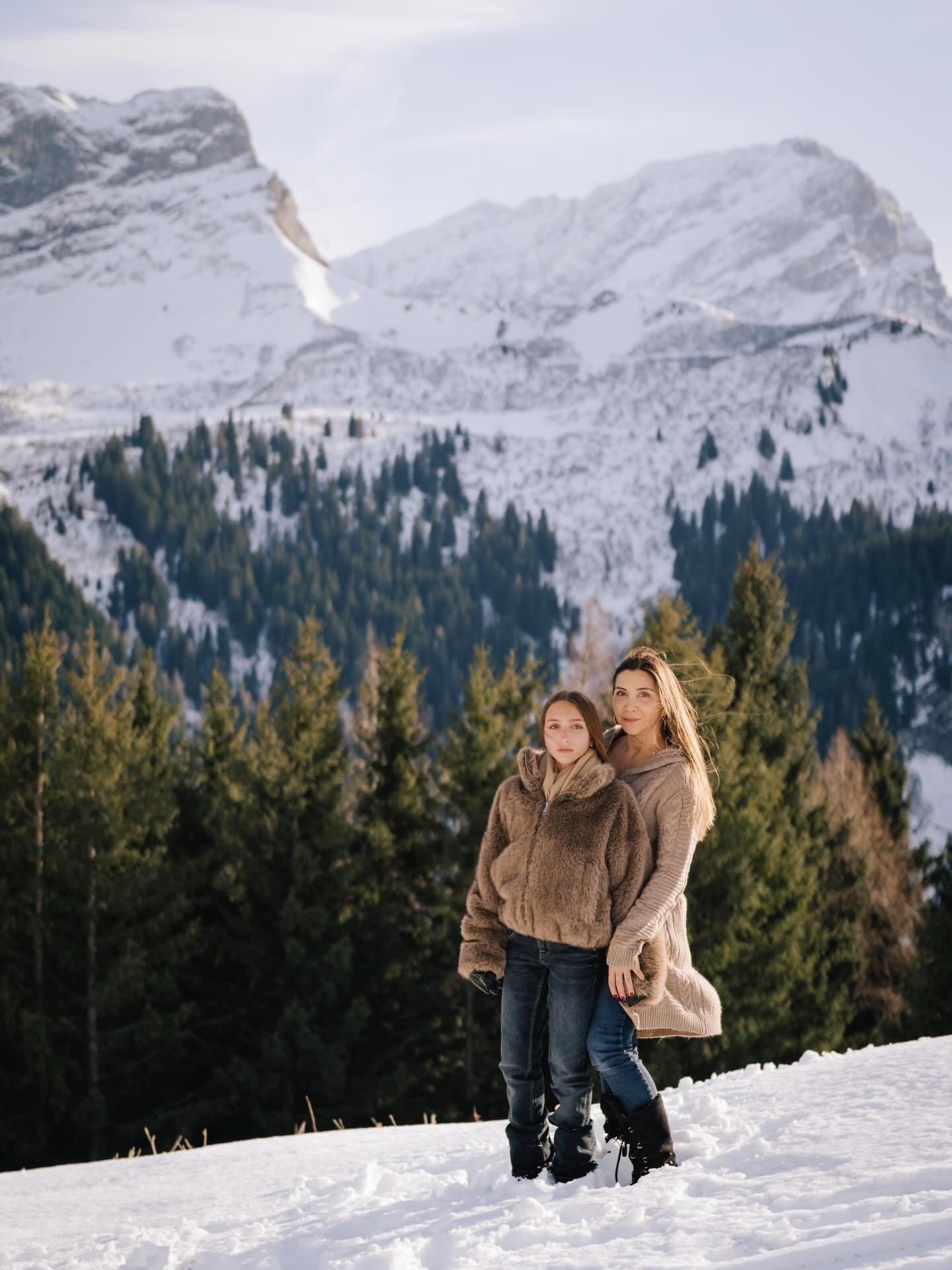 A big thank you to the wonderful families who trust me to bring their Villars experience to life. These memories we create together are what makes this work so meaningful 🤍