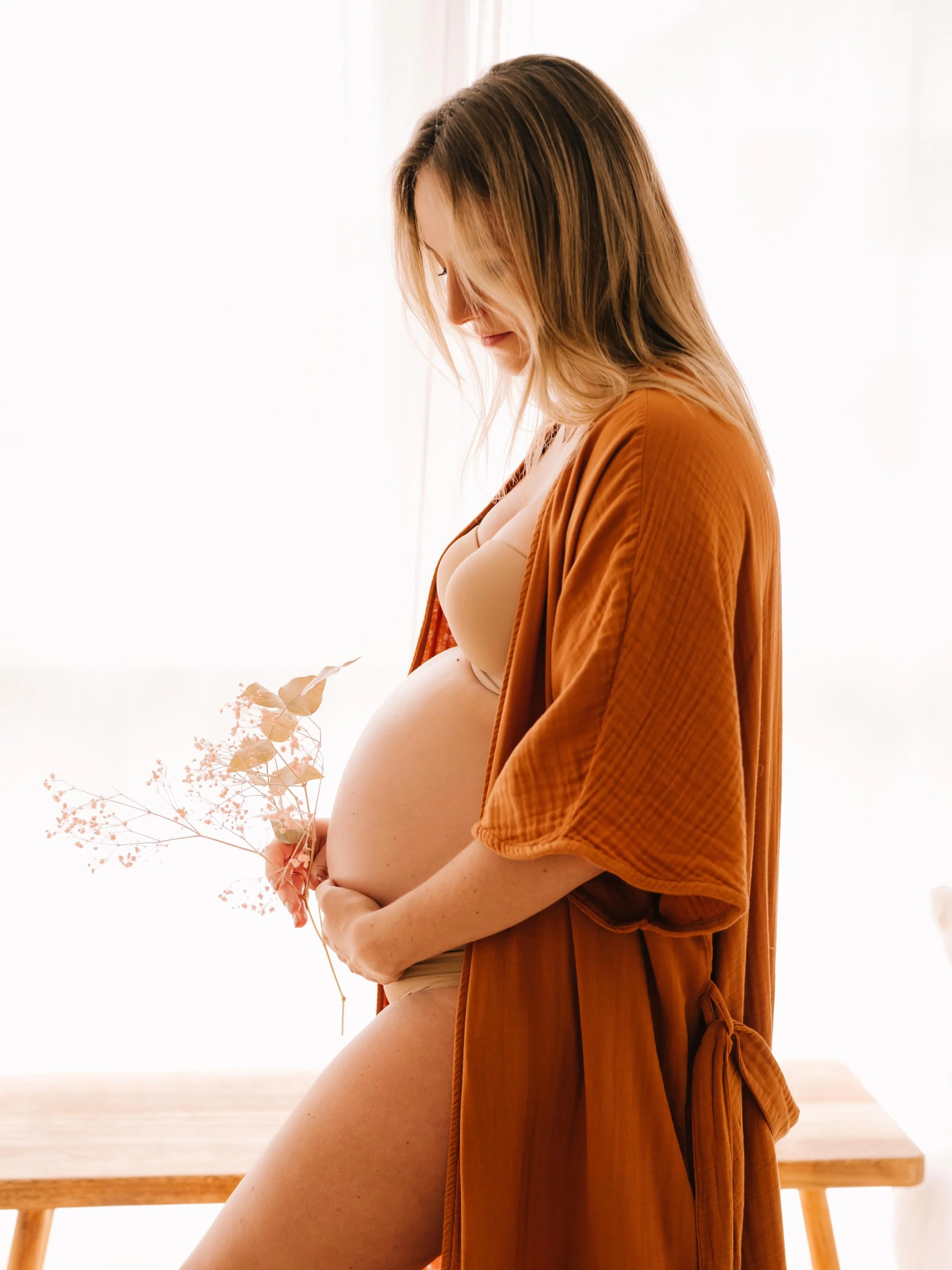 Beautiful Elise at the studio during a magical shooting for @pioupiou.cosmetics. Gorgeous robe from @petitstellou which is now part of the Client Wardrobe 🤍.

#genevamaternityphotographer #photographedematernit&eacute; #genevaphotographer #photograp